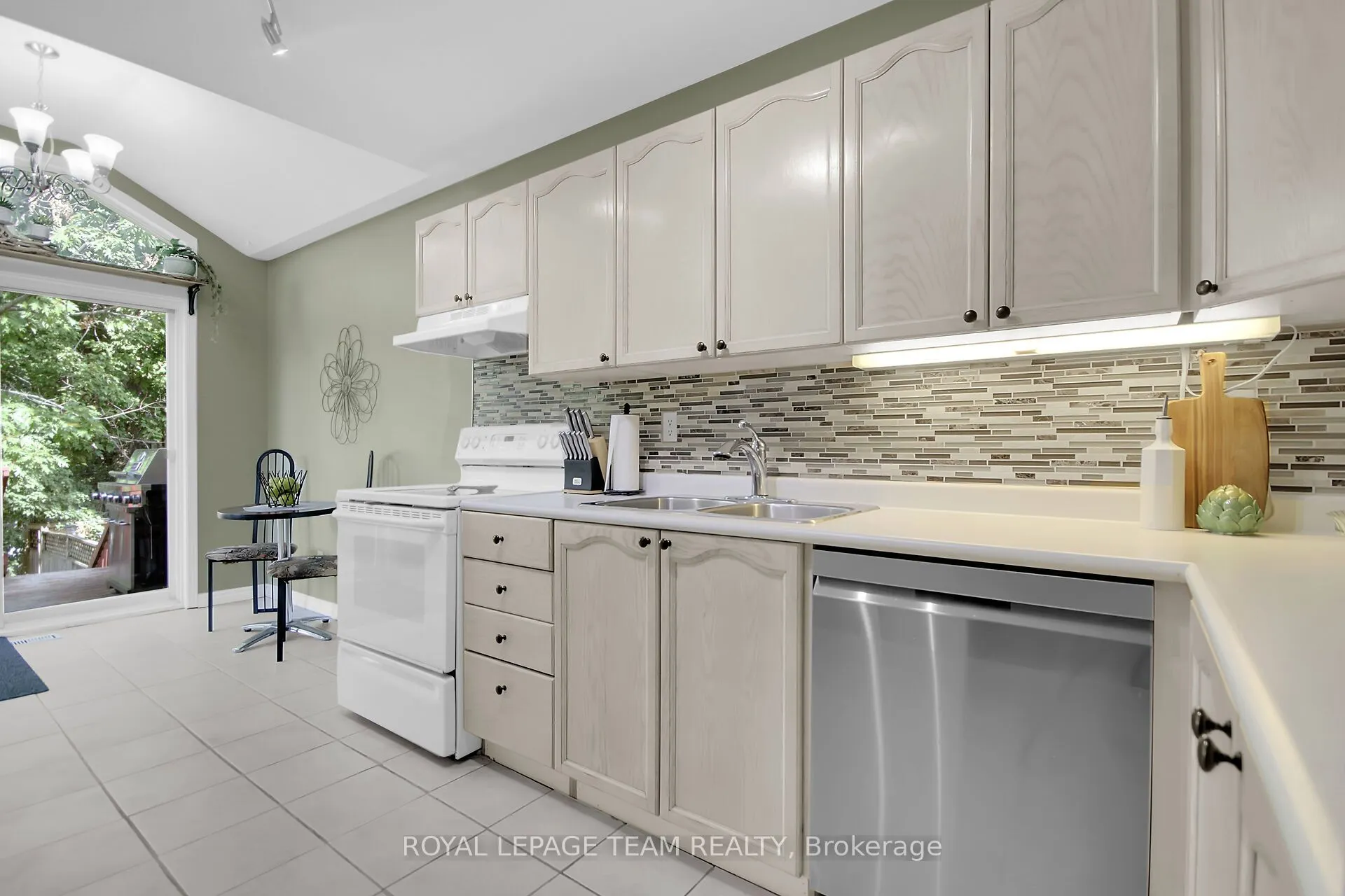 75 Inverary Drive