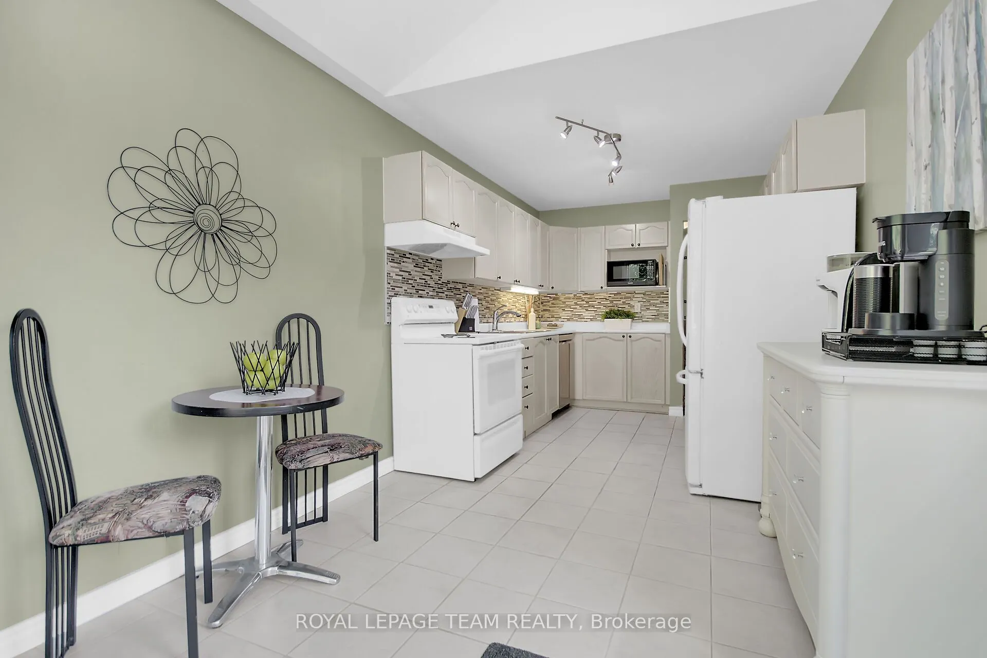 75 Inverary Drive