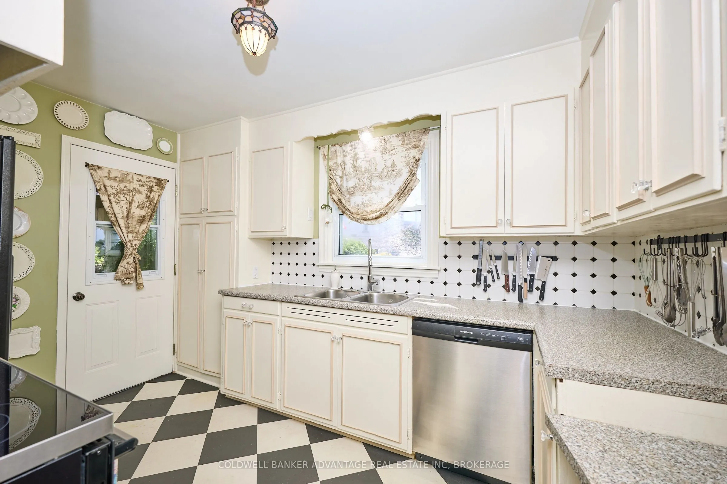 159 Merritt Street W