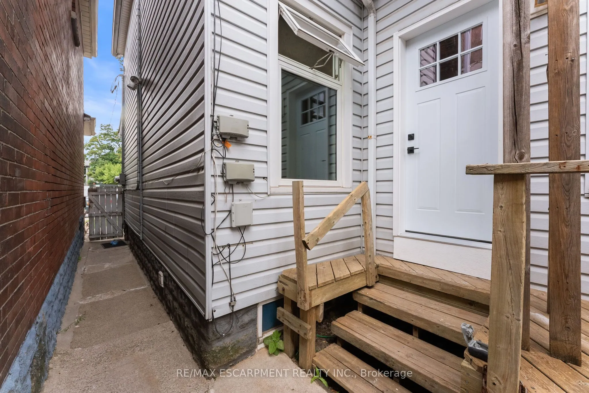 208 East Avenue N