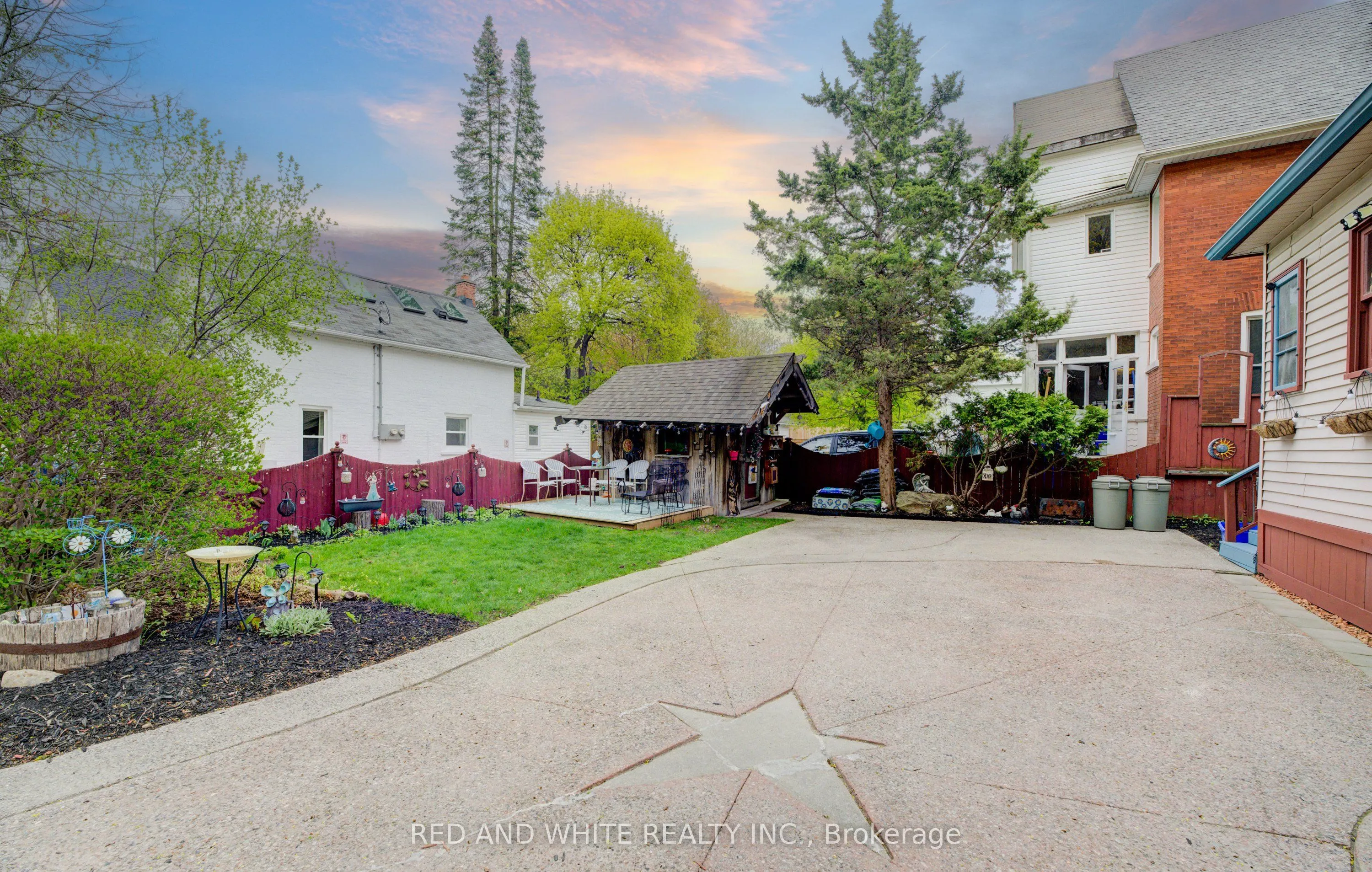 32 Ellen Street E