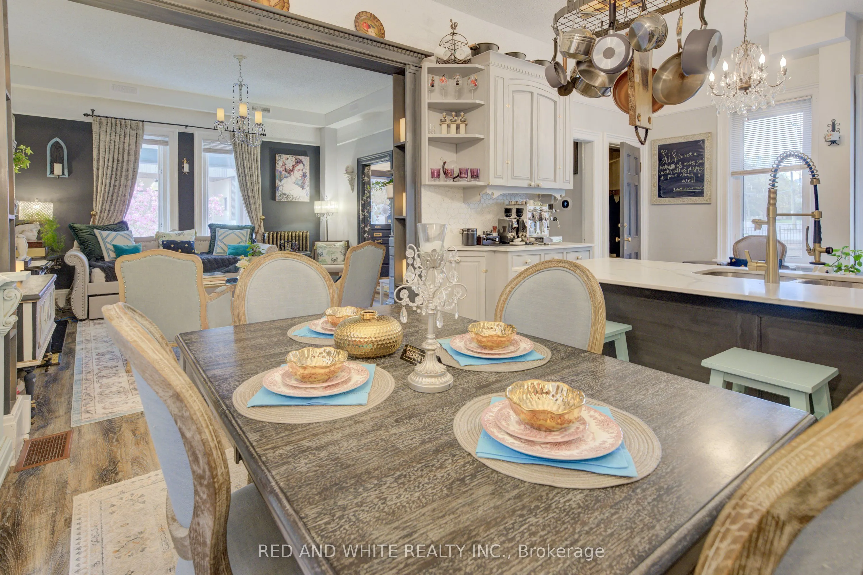 32 Ellen Street E