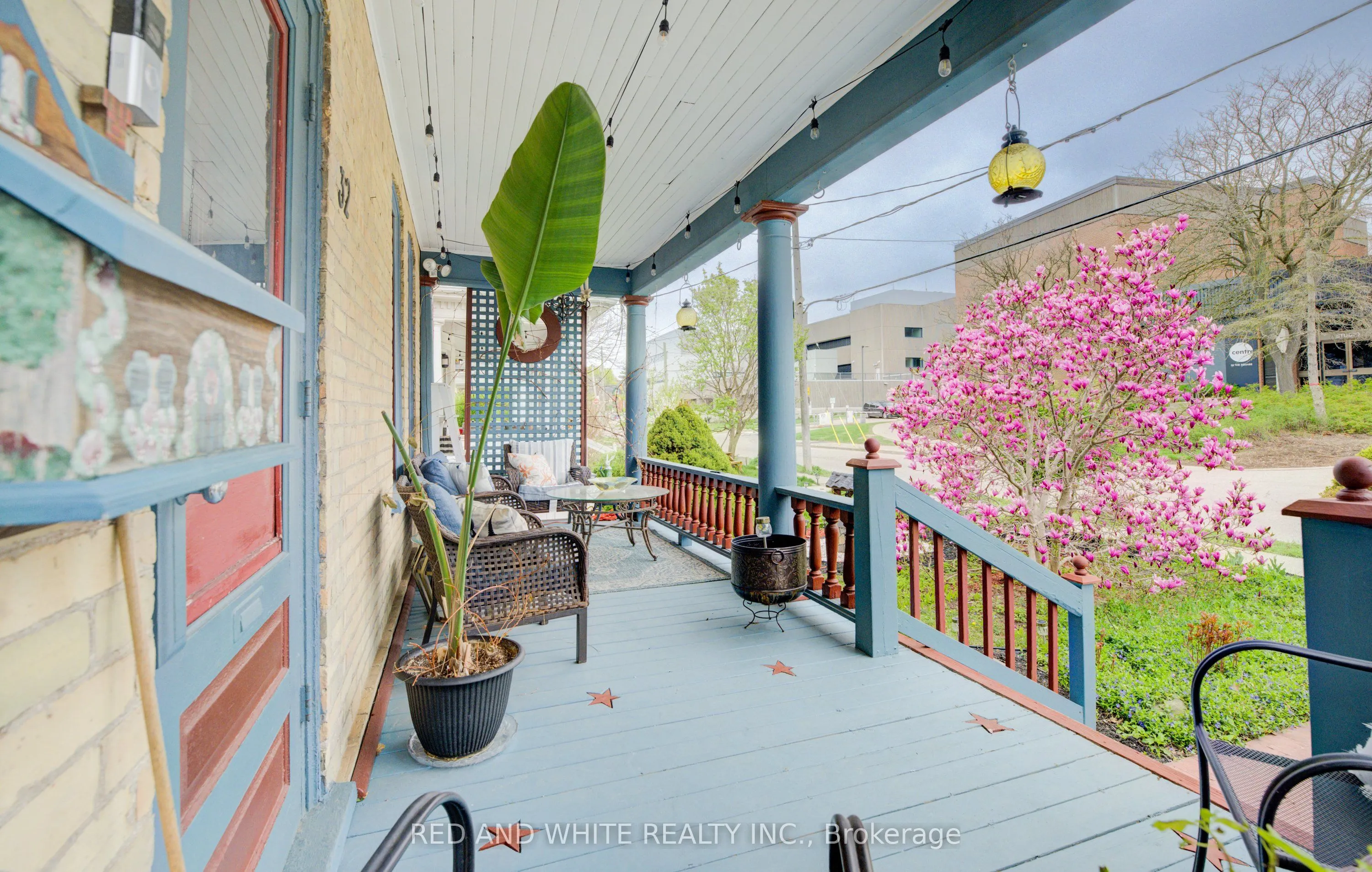 32 Ellen Street E