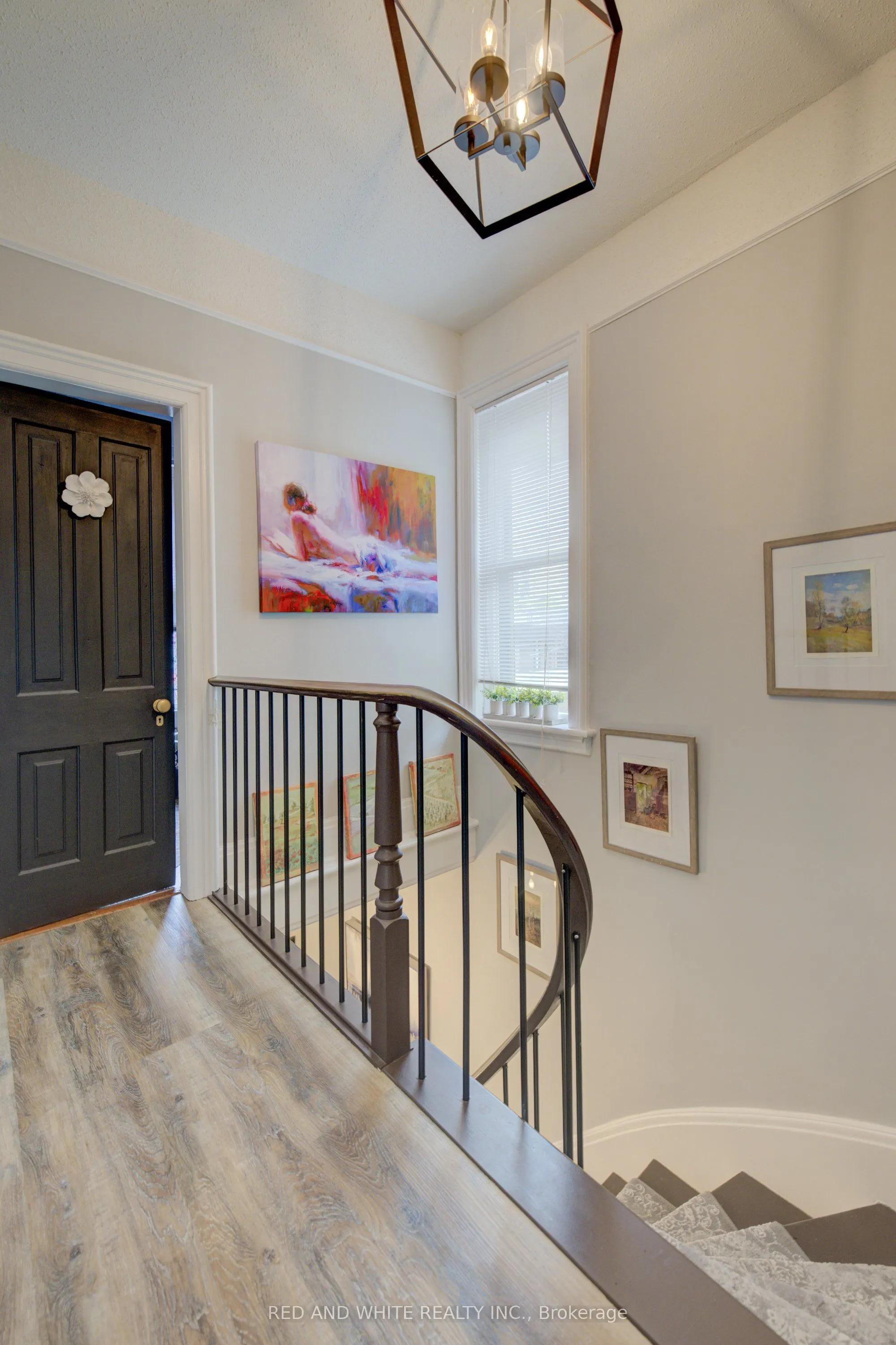 32 Ellen Street E