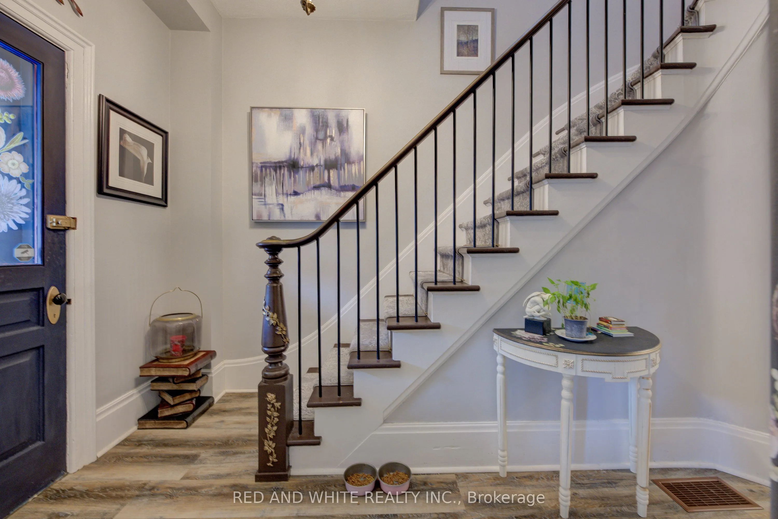 32 Ellen Street E