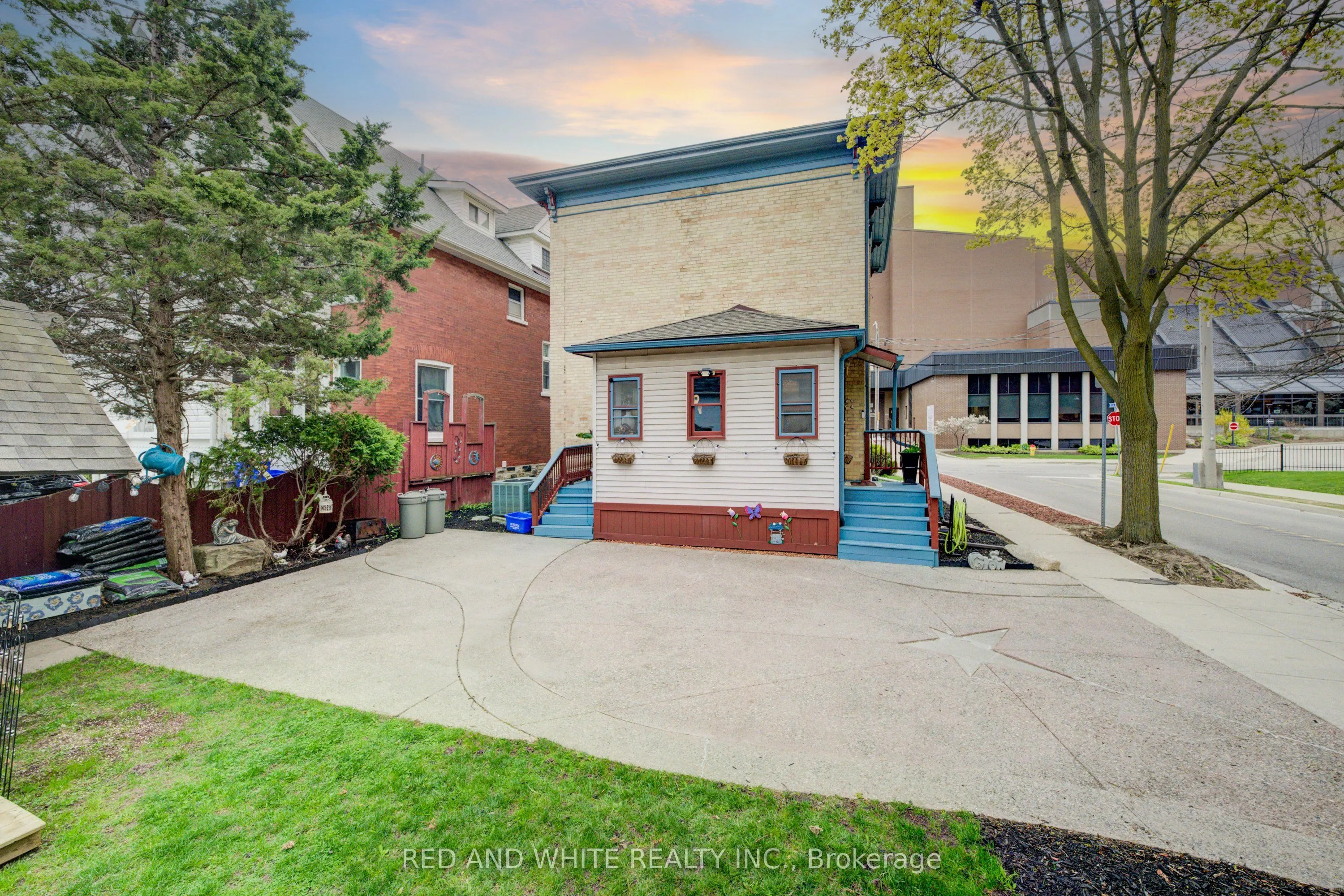 32 Ellen Street E