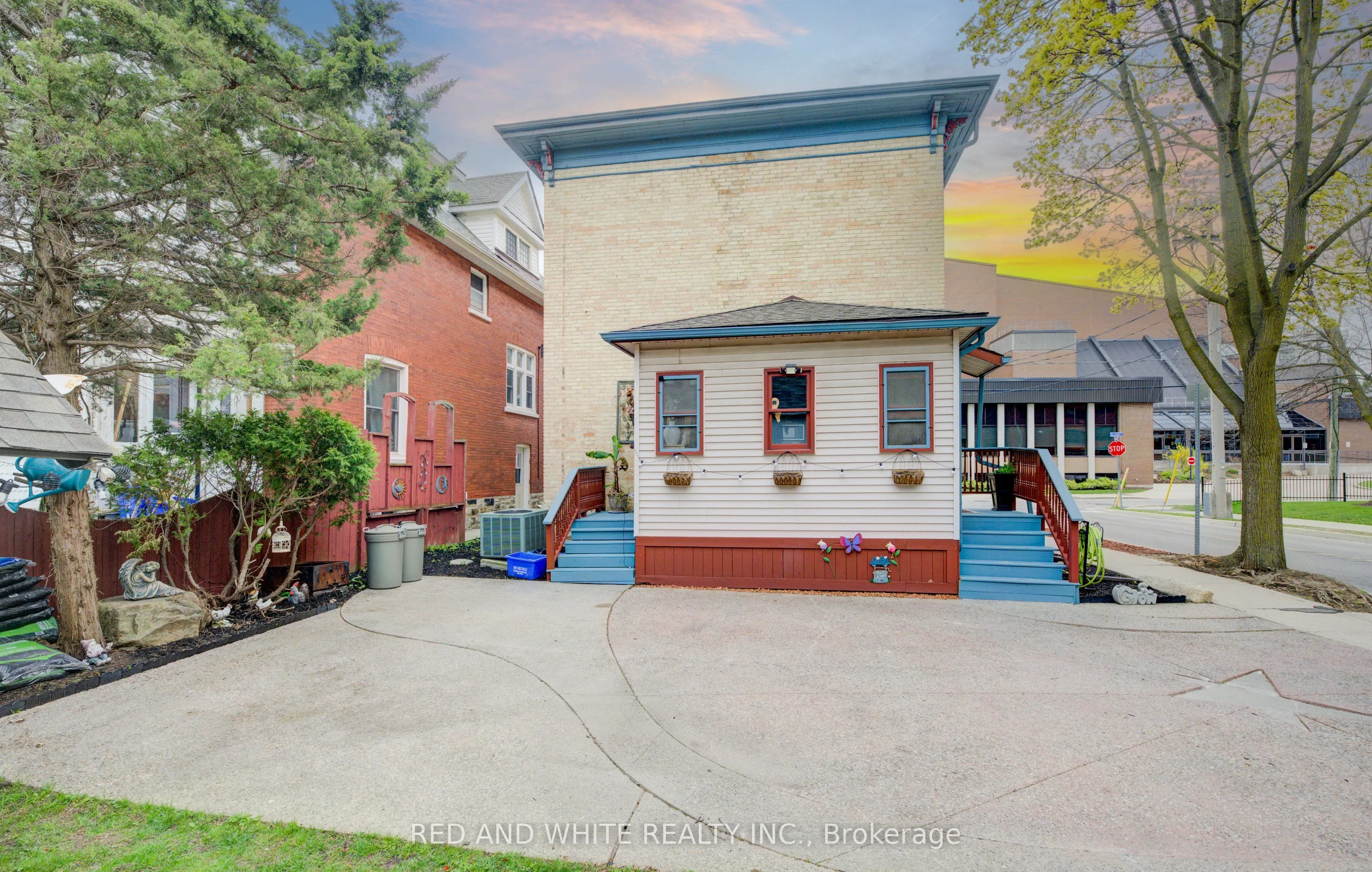 32 Ellen Street E