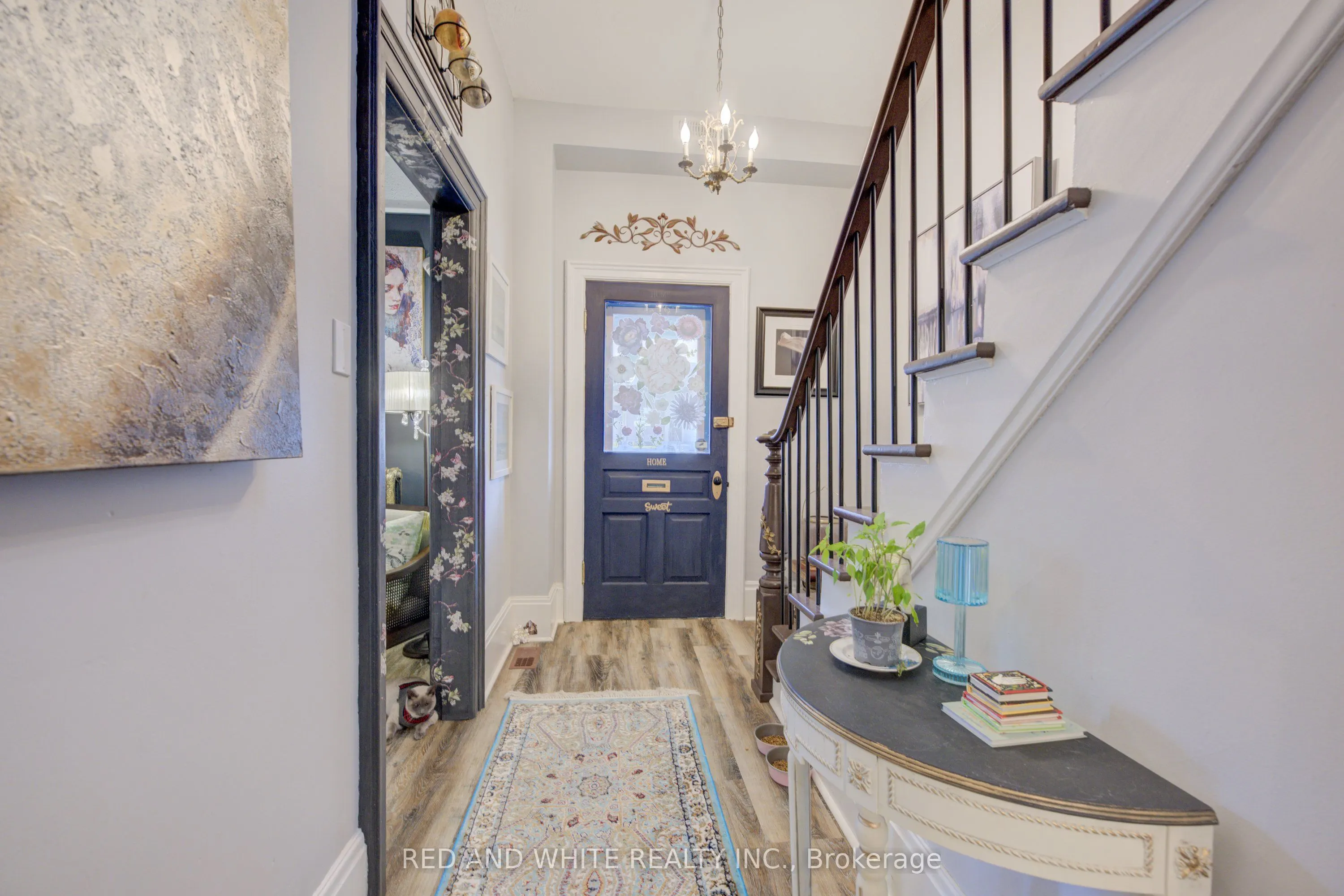 32 Ellen Street E