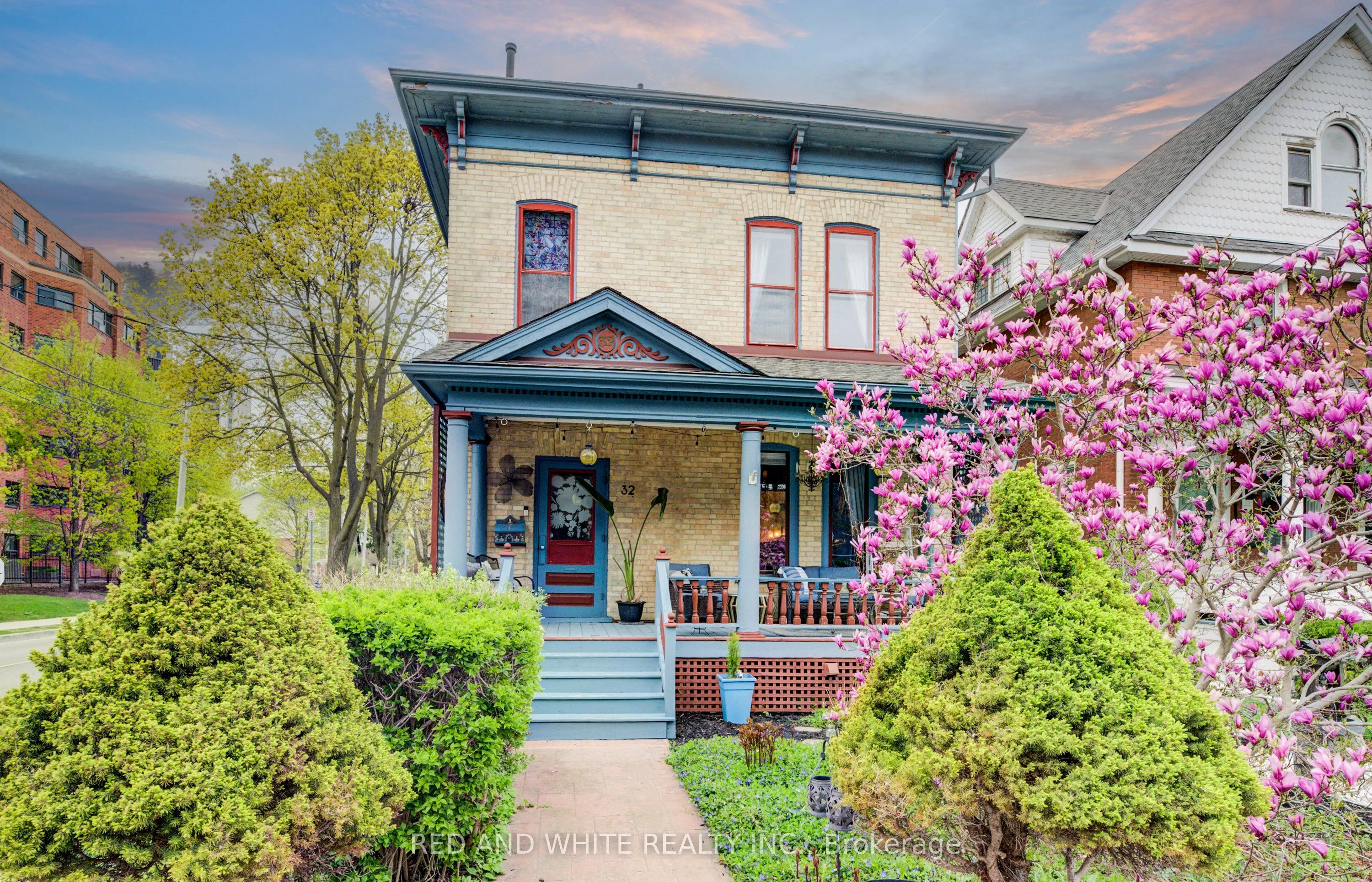 32 Ellen Street E