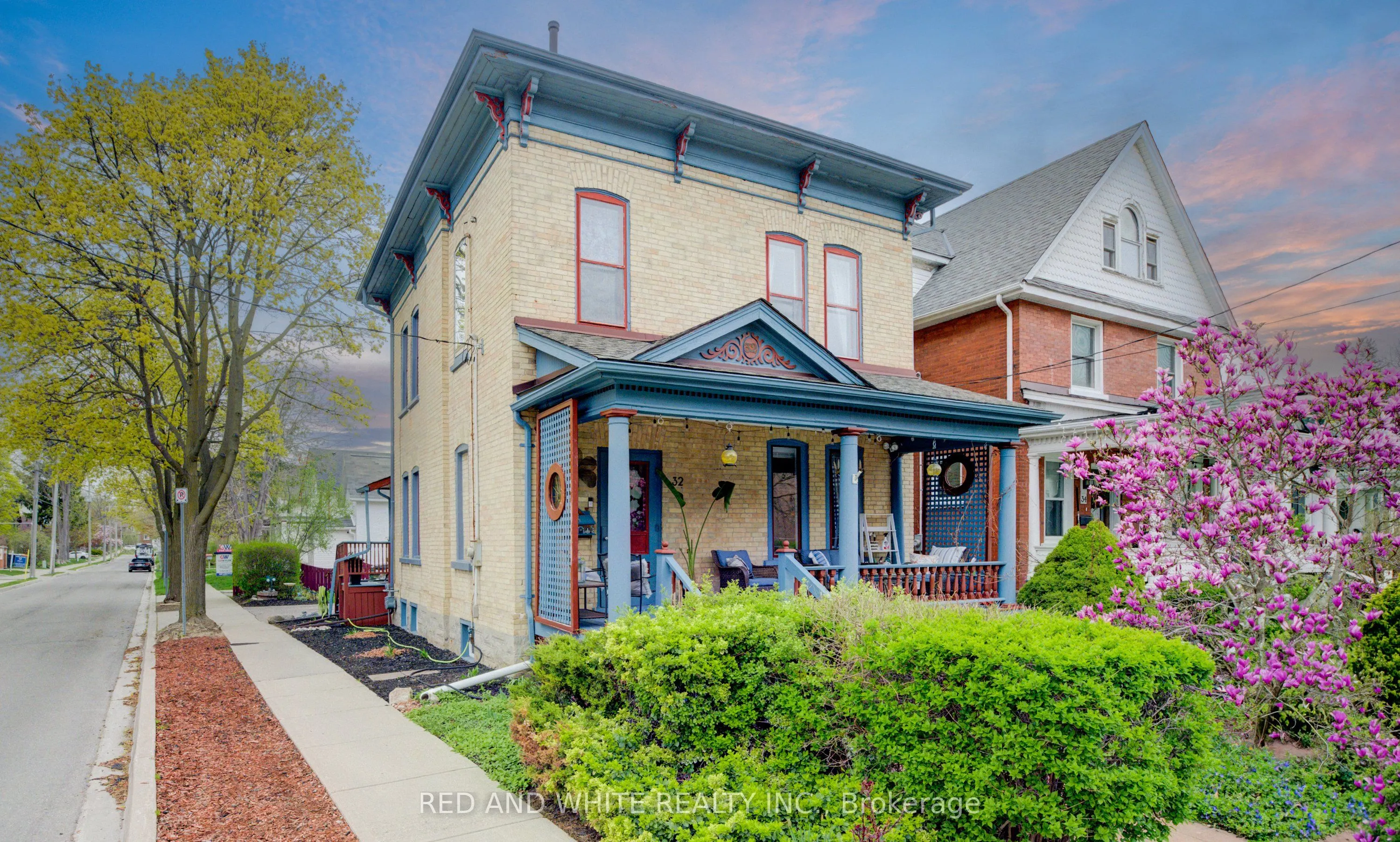 32 Ellen Street E