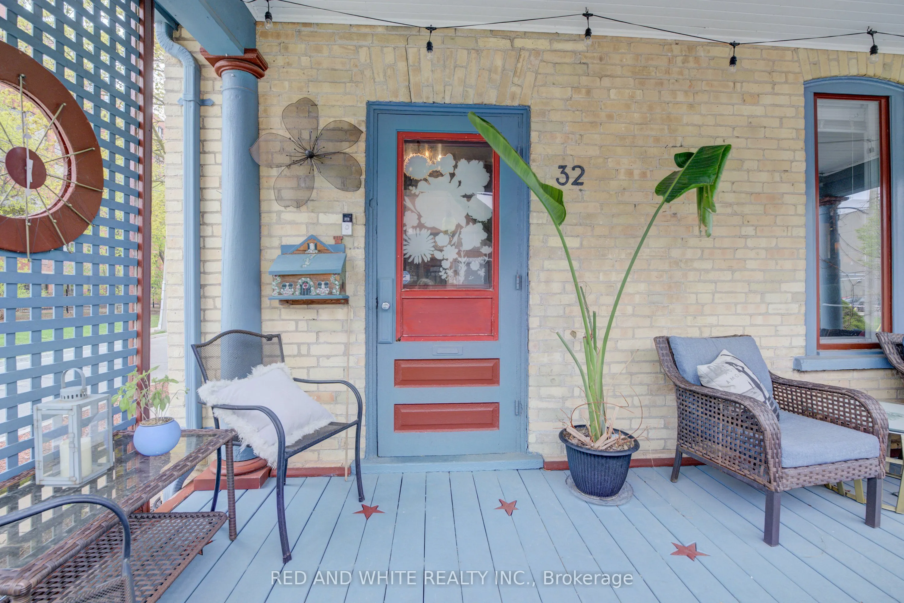 32 Ellen Street E