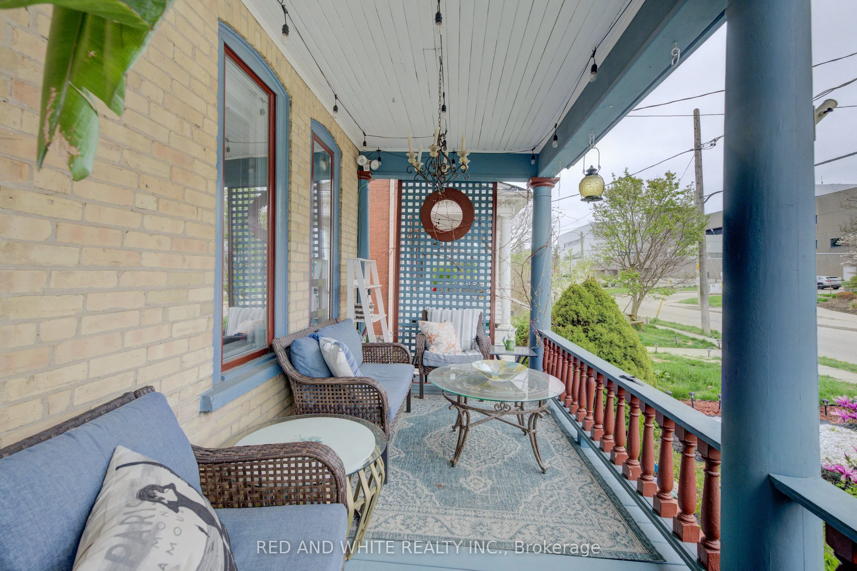 32 Ellen Street E