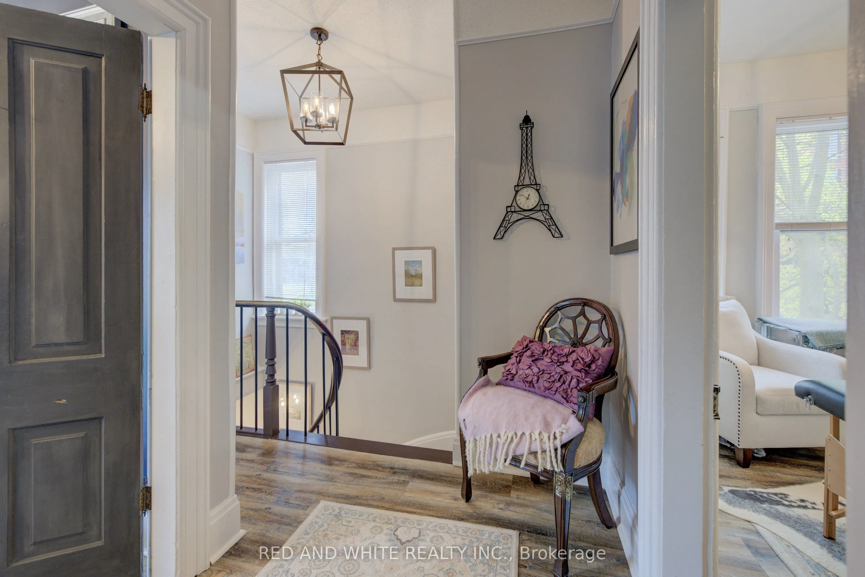 32 Ellen Street E