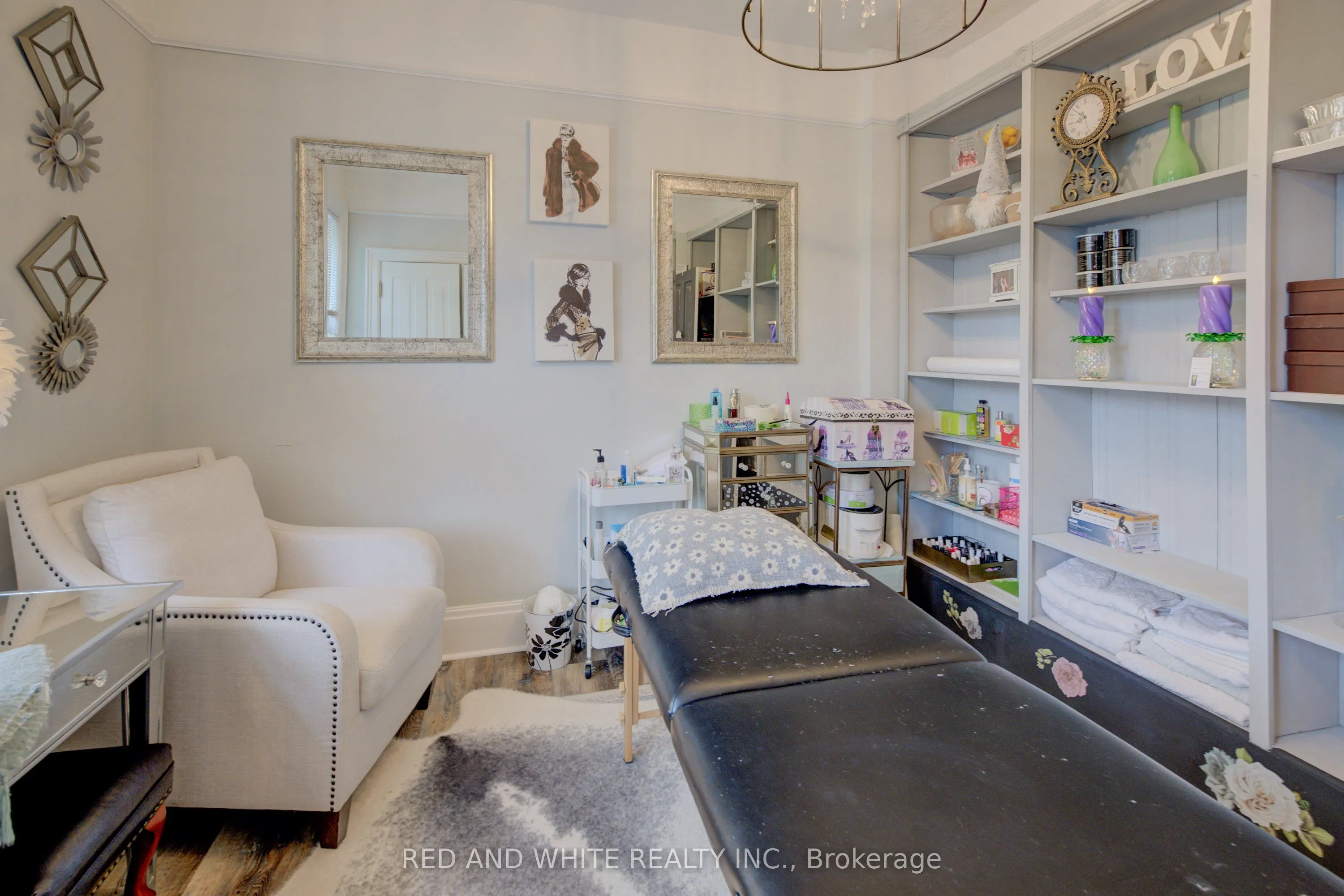 32 Ellen Street E