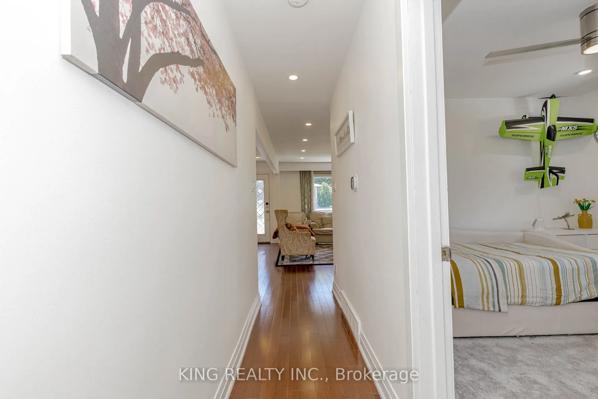 28 AINSLIE Avenue