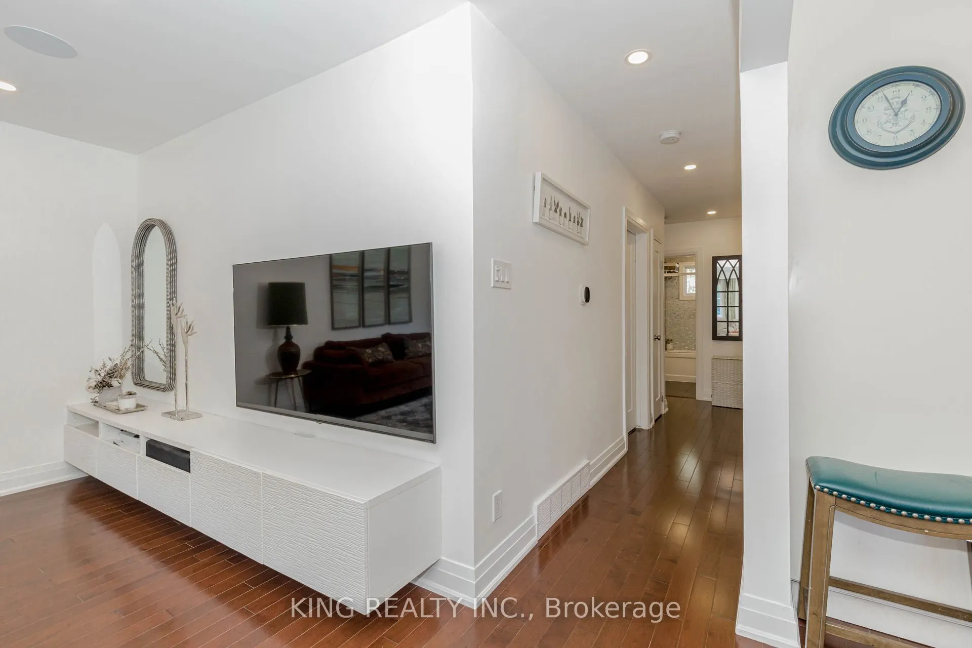 28 AINSLIE Avenue