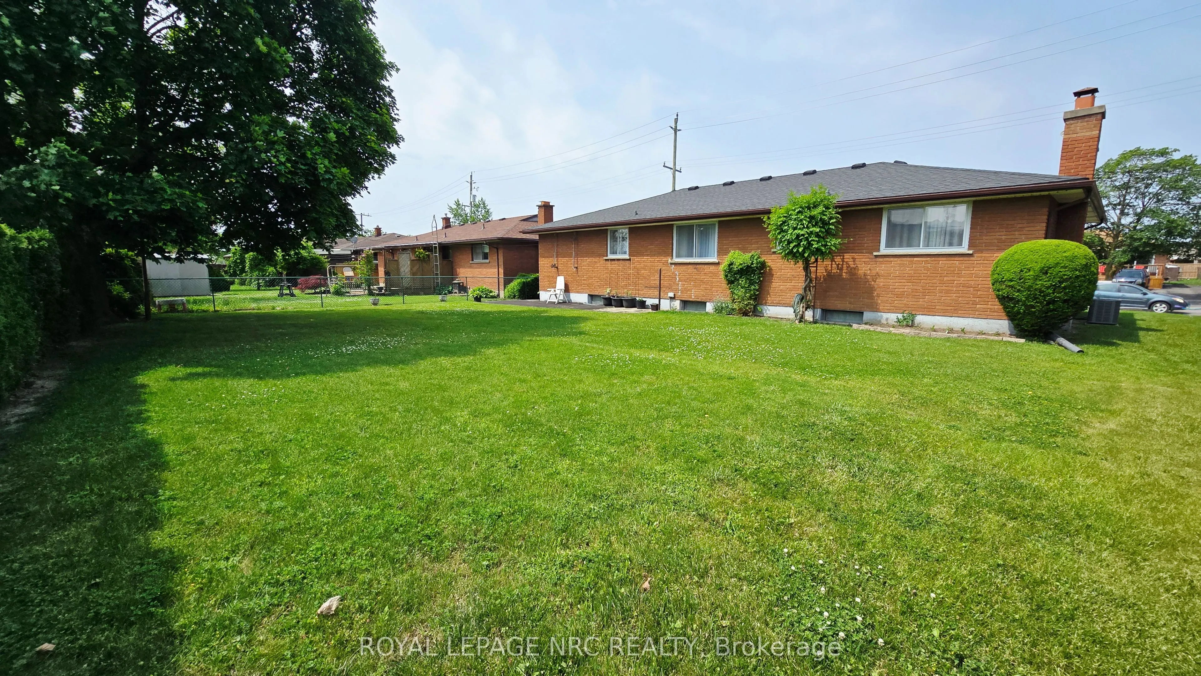 122 Wellington Street N