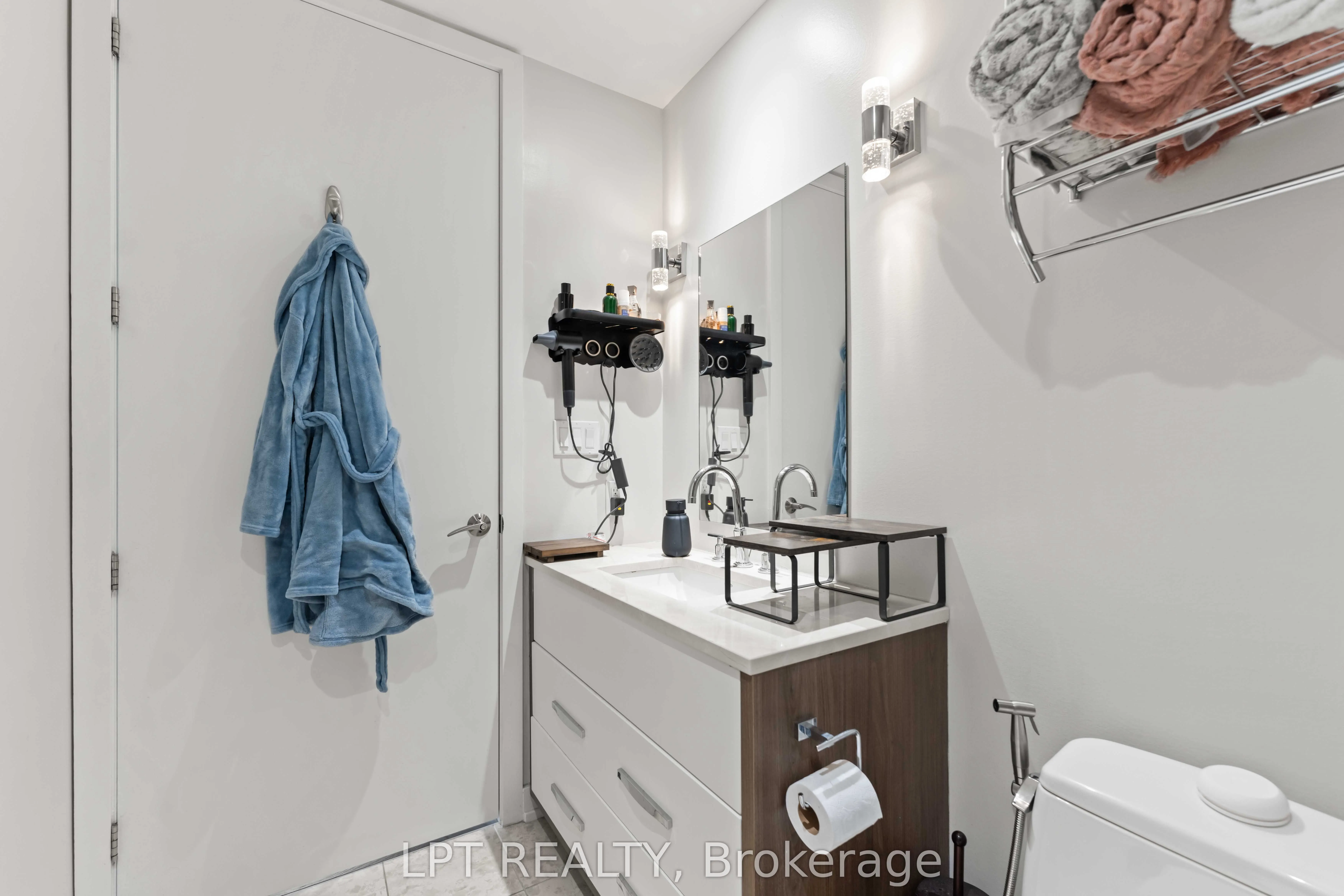 111 Champagne Avenue S, #307