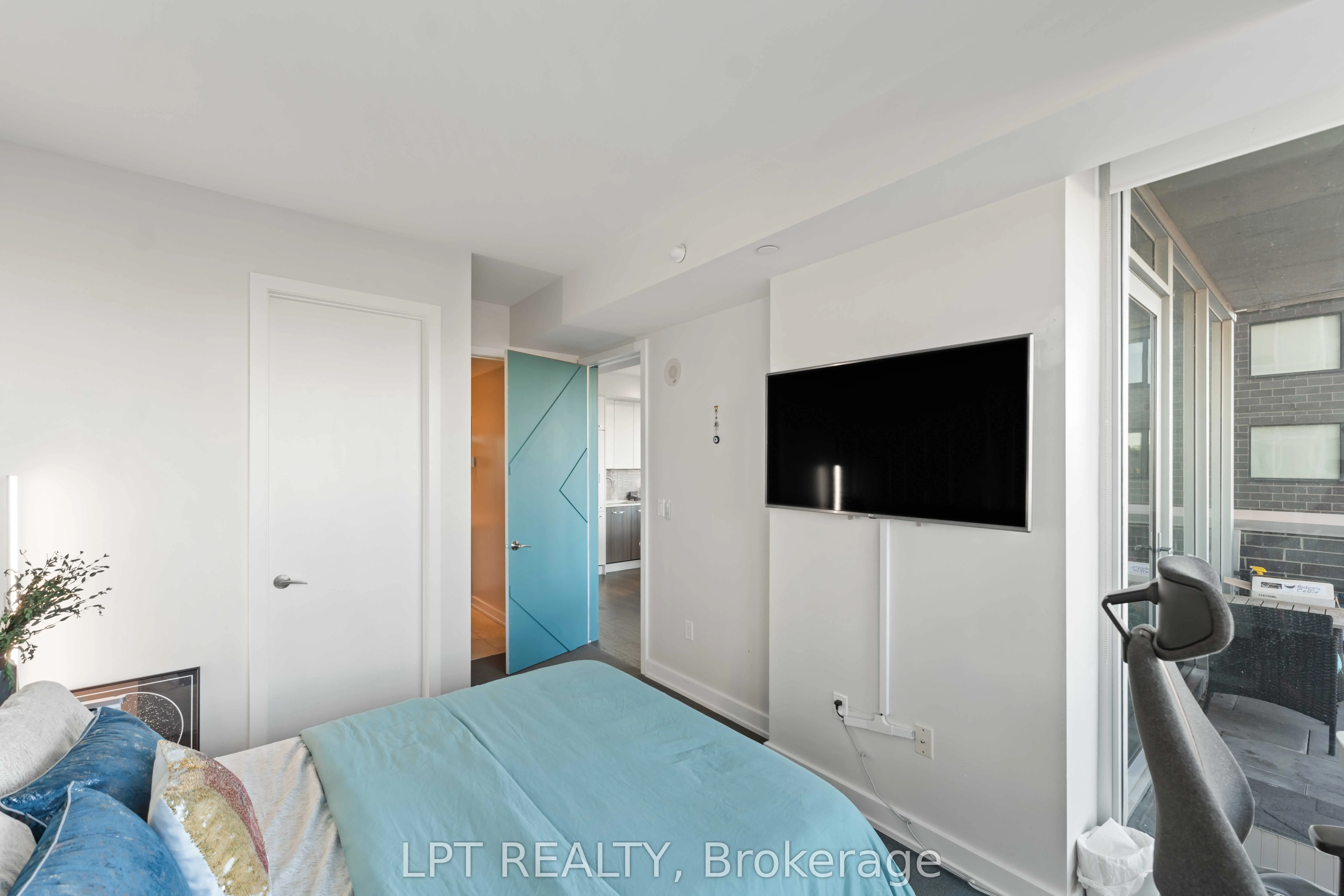 111 Champagne Avenue S, #307