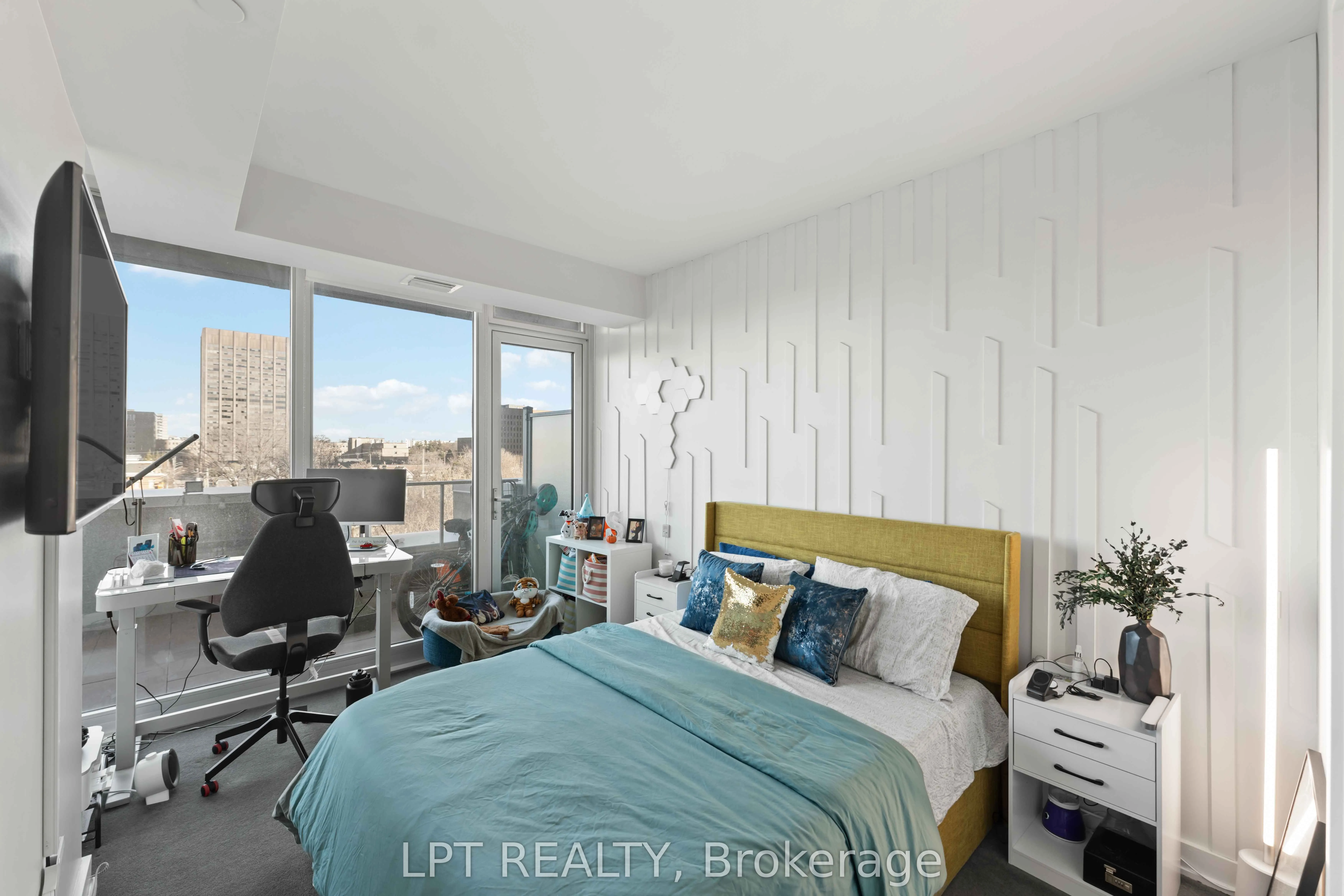 111 Champagne Avenue S, #307