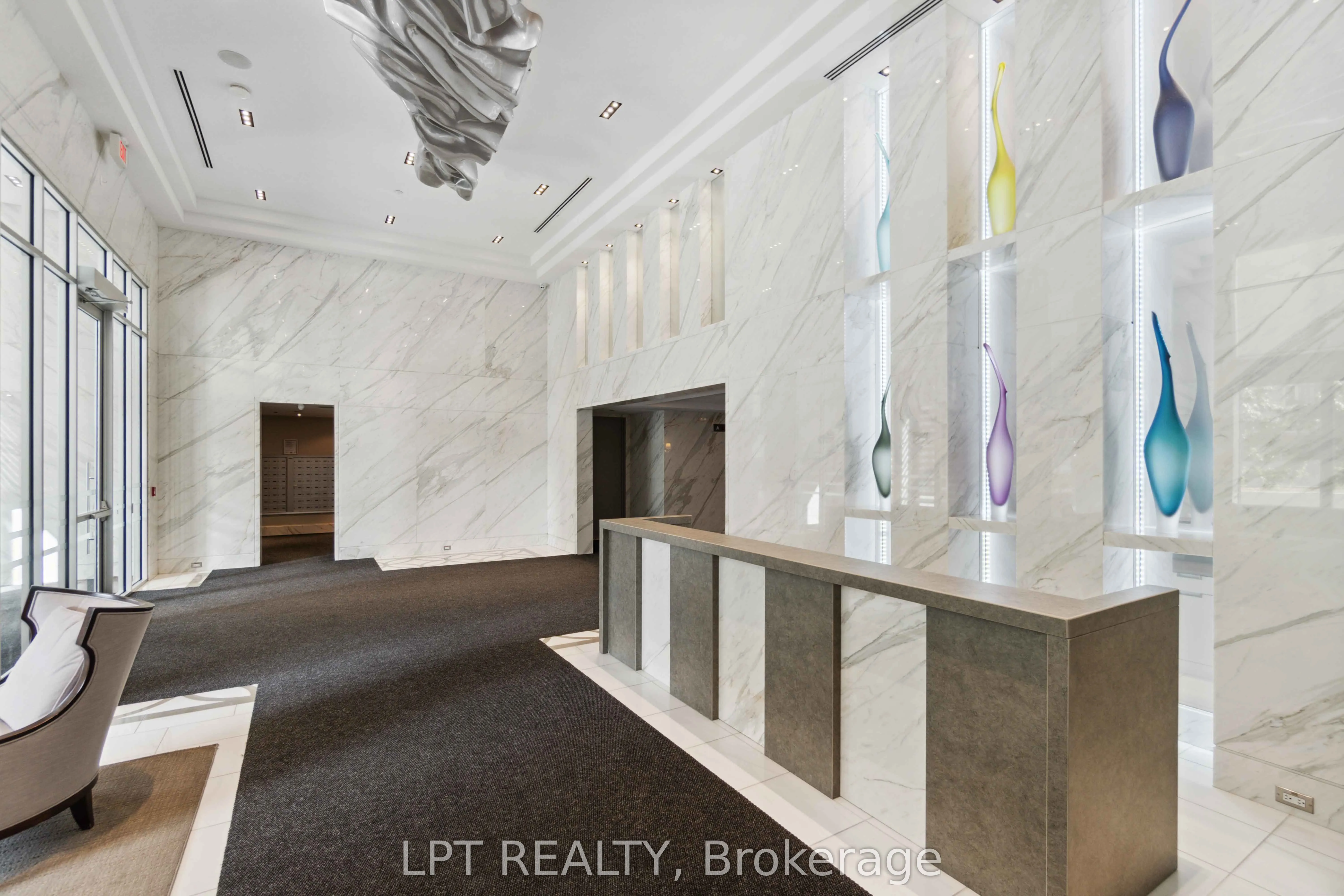 111 Champagne Avenue S, #307