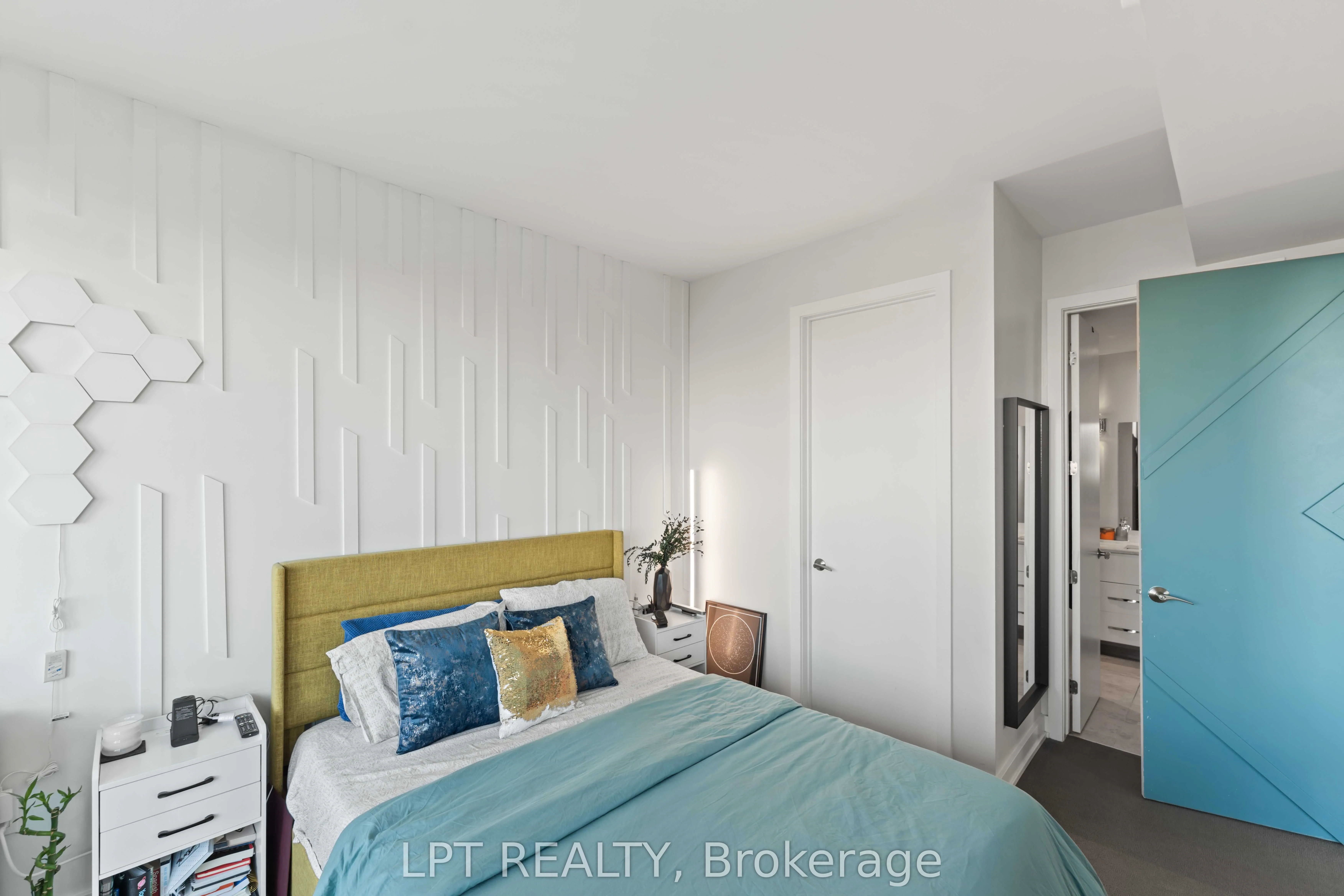 111 Champagne Avenue S, #307