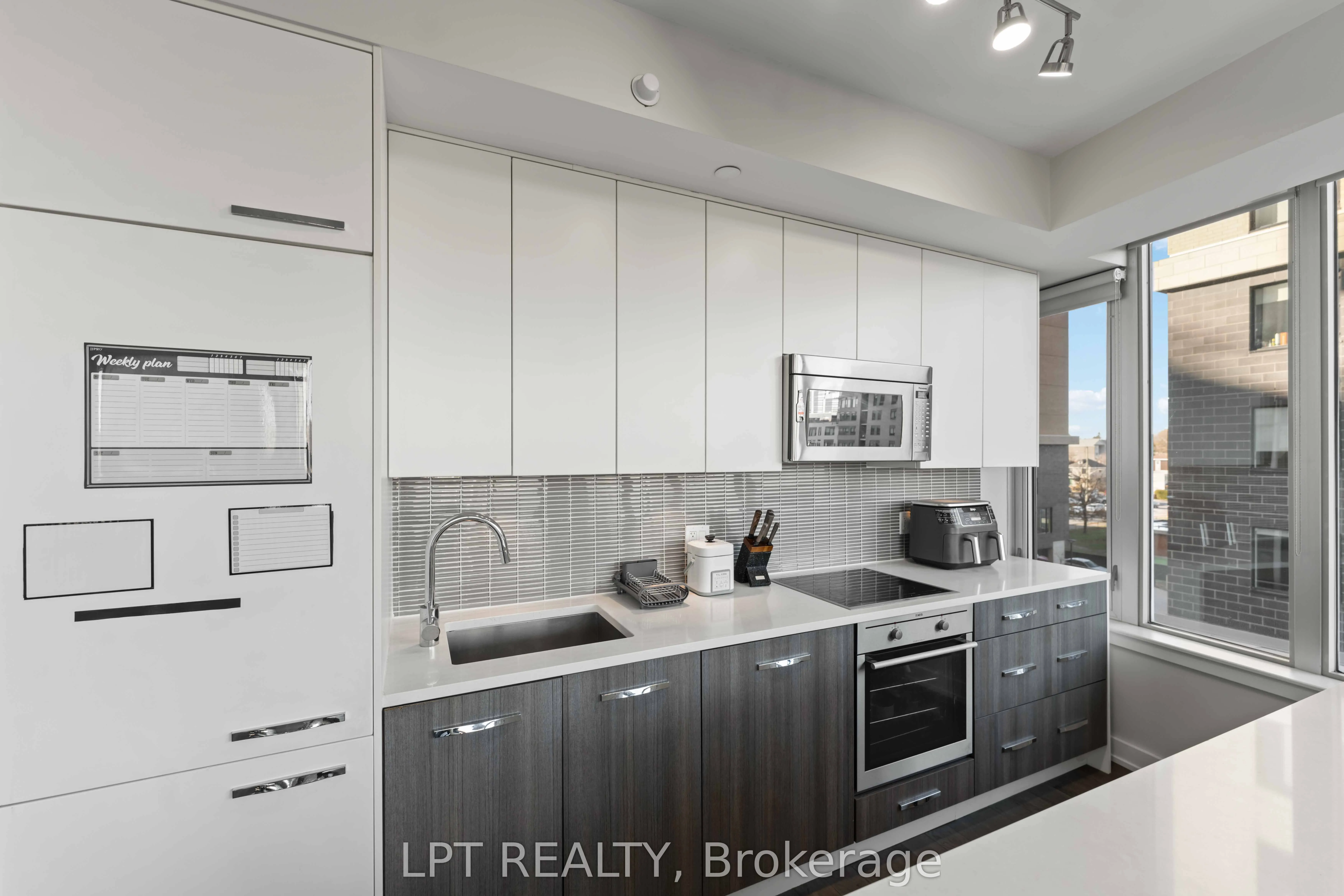 111 Champagne Avenue S, #307