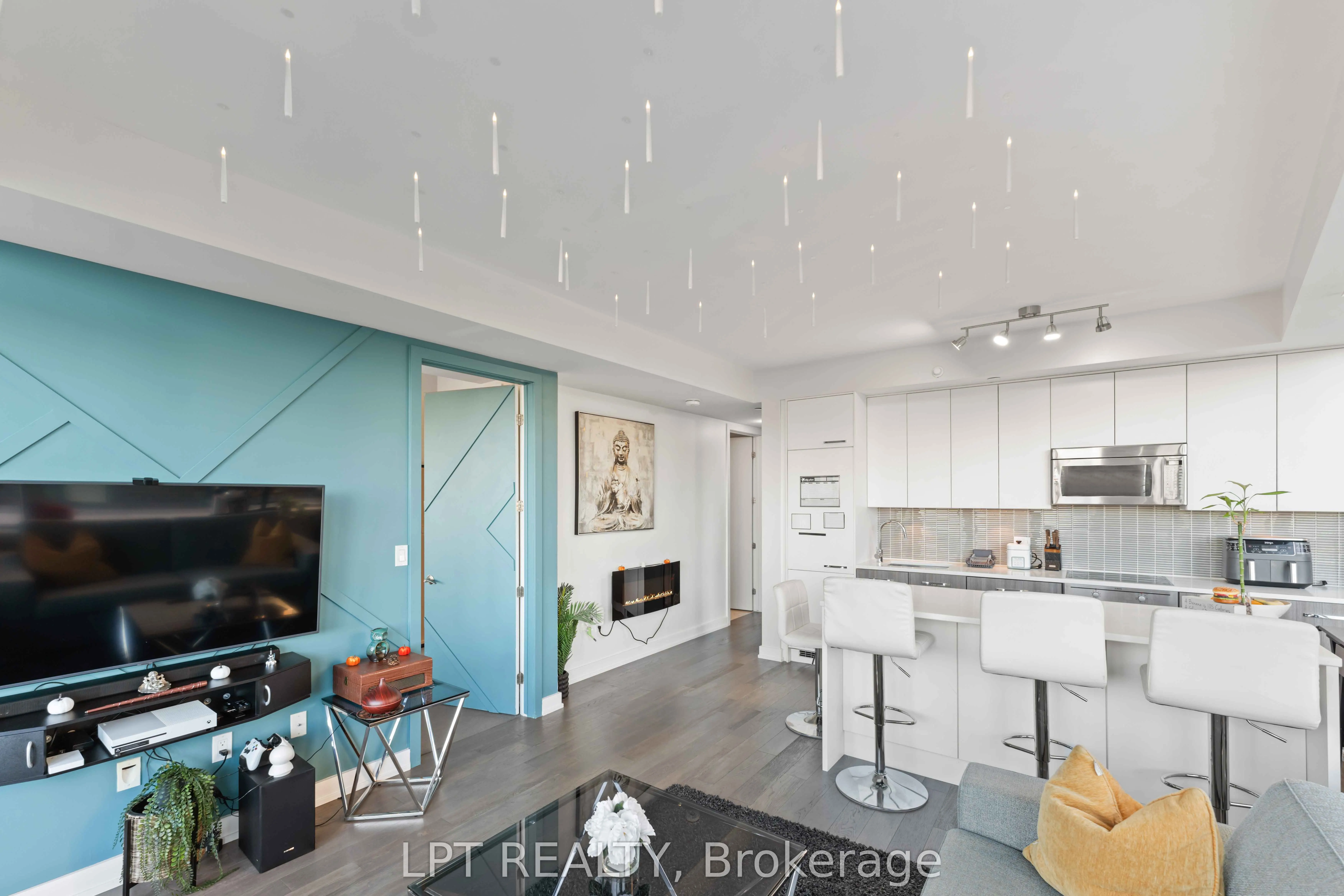 111 Champagne Avenue S, #307
