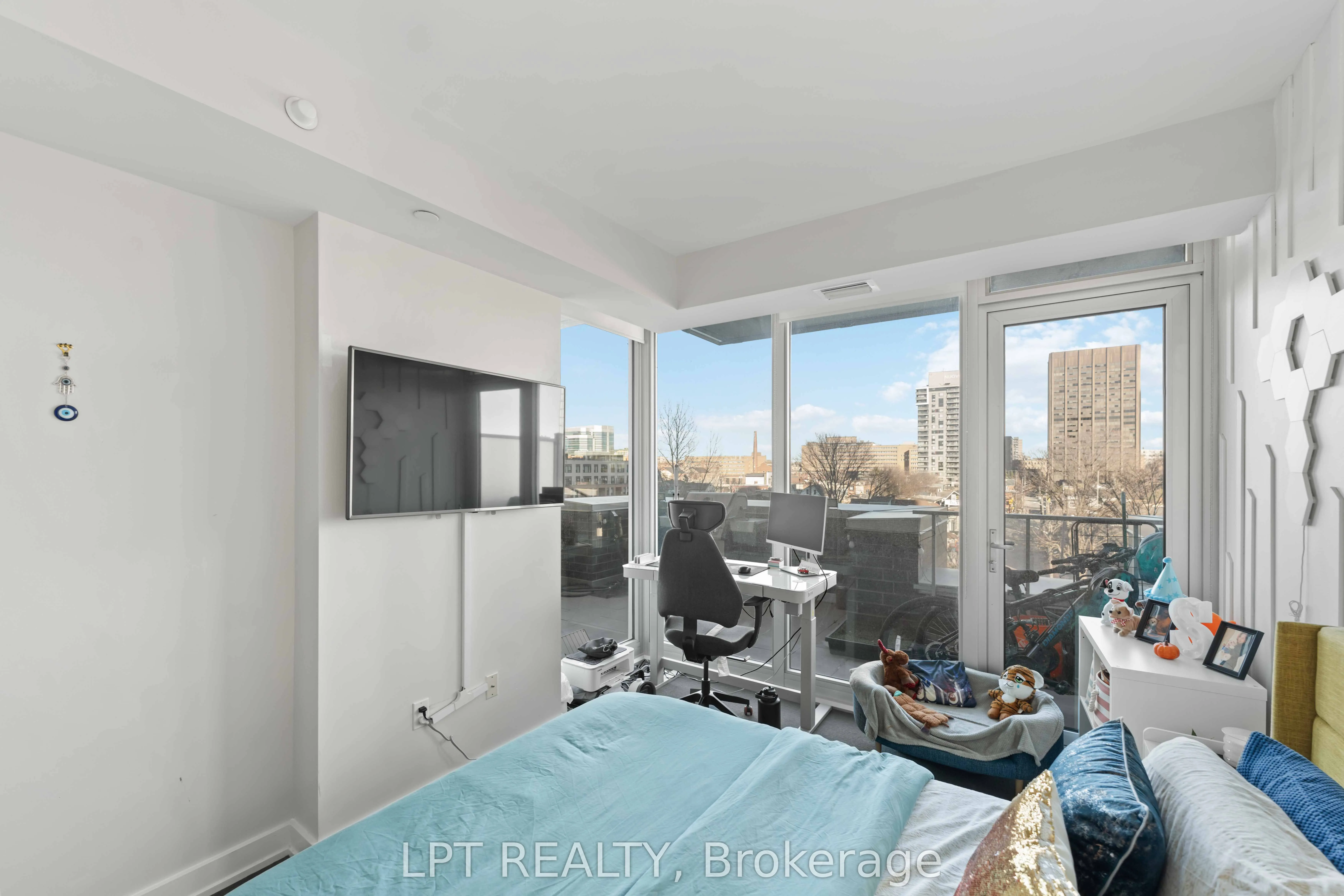 111 Champagne Avenue S, #307