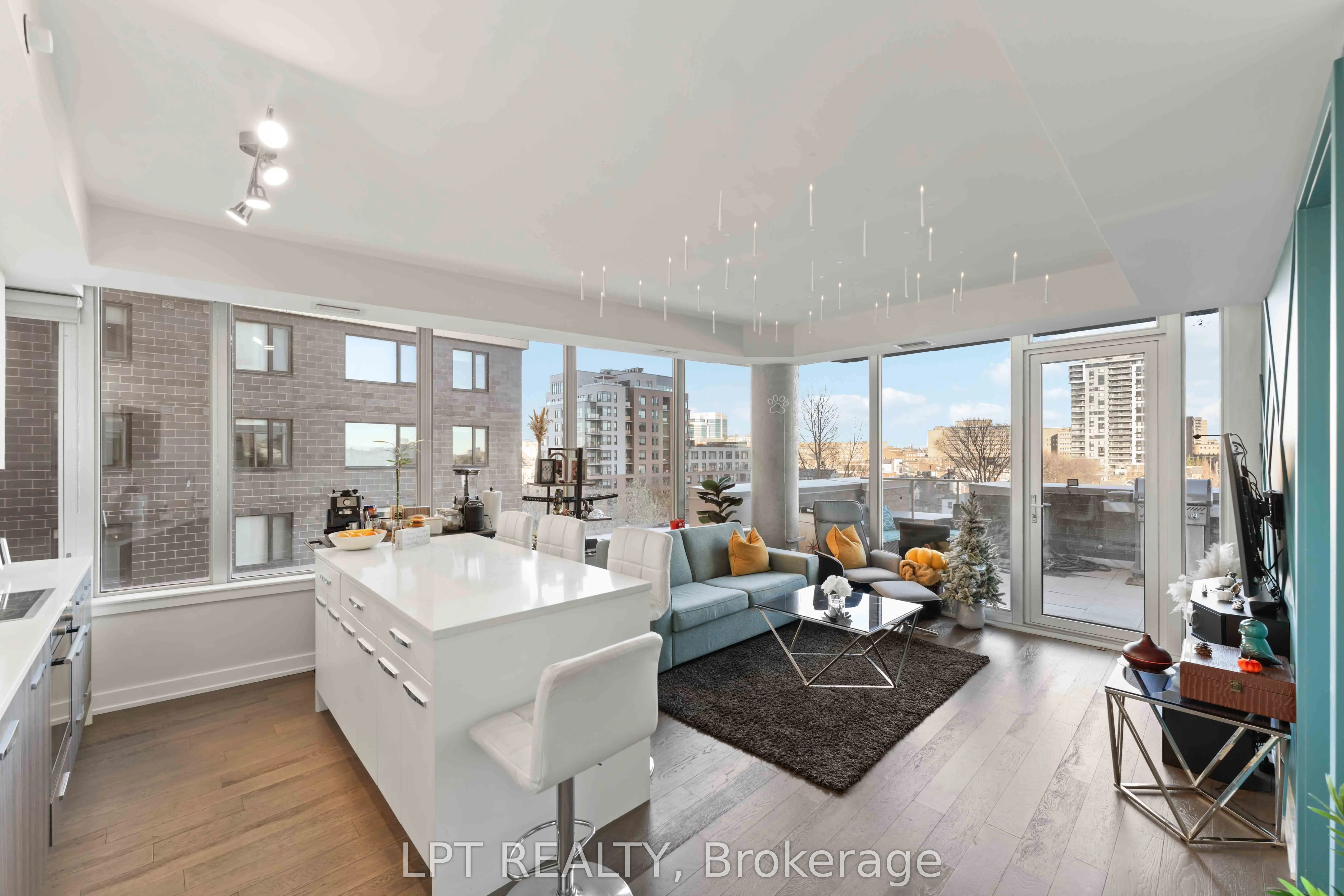111 Champagne Avenue S, #307