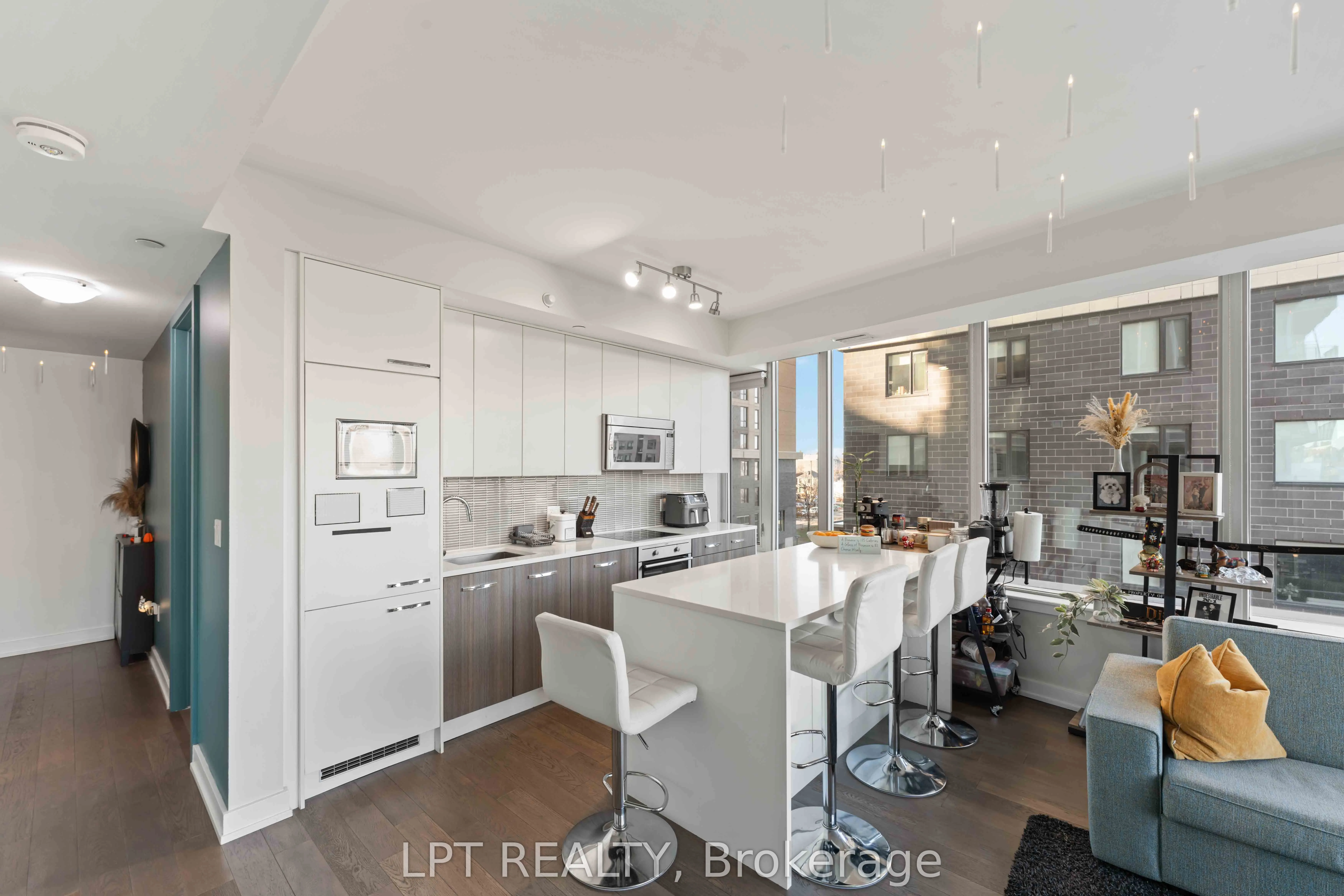 111 Champagne Avenue S, #307
