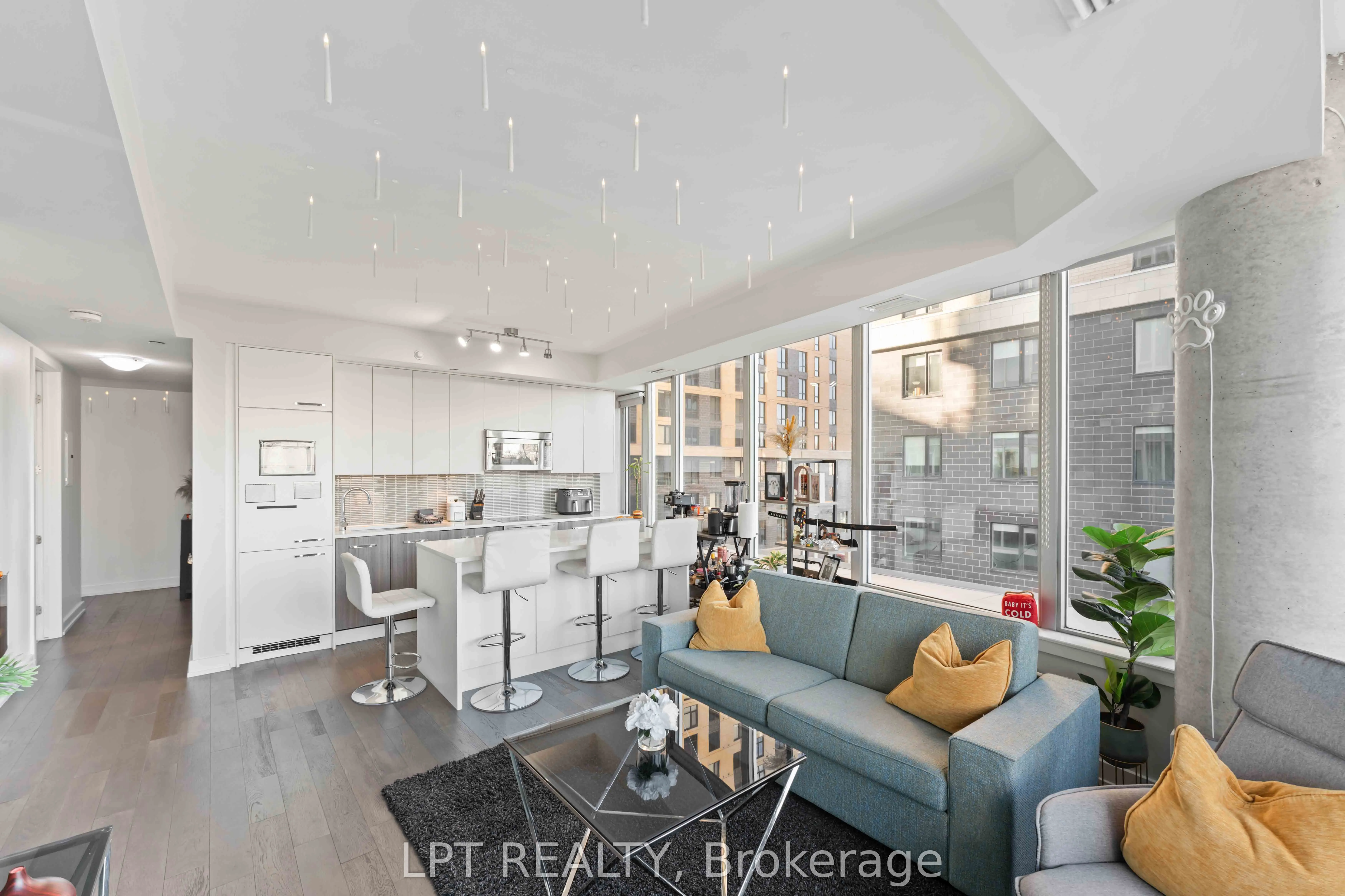 111 Champagne Avenue S, #307