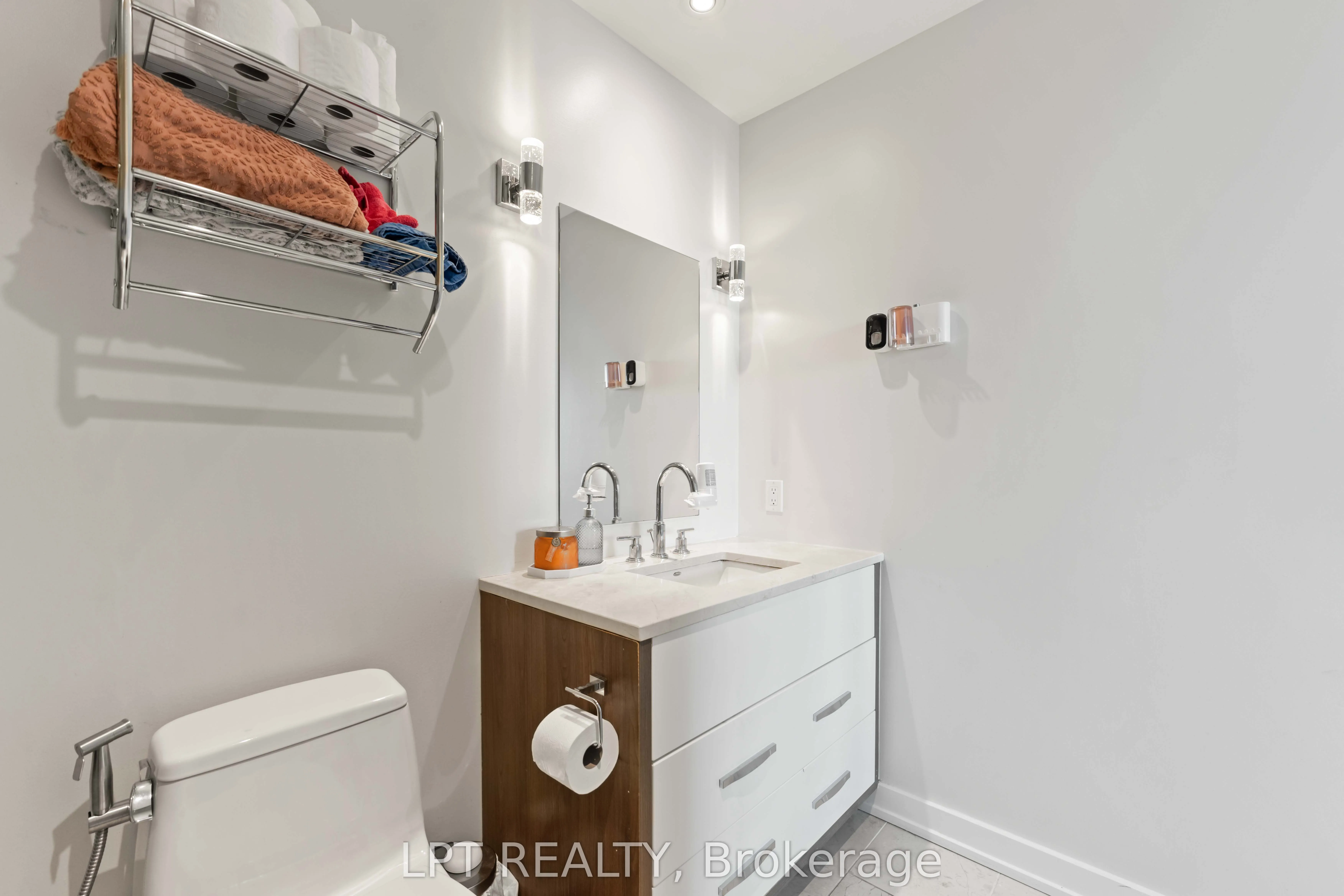 111 Champagne Avenue S, #307