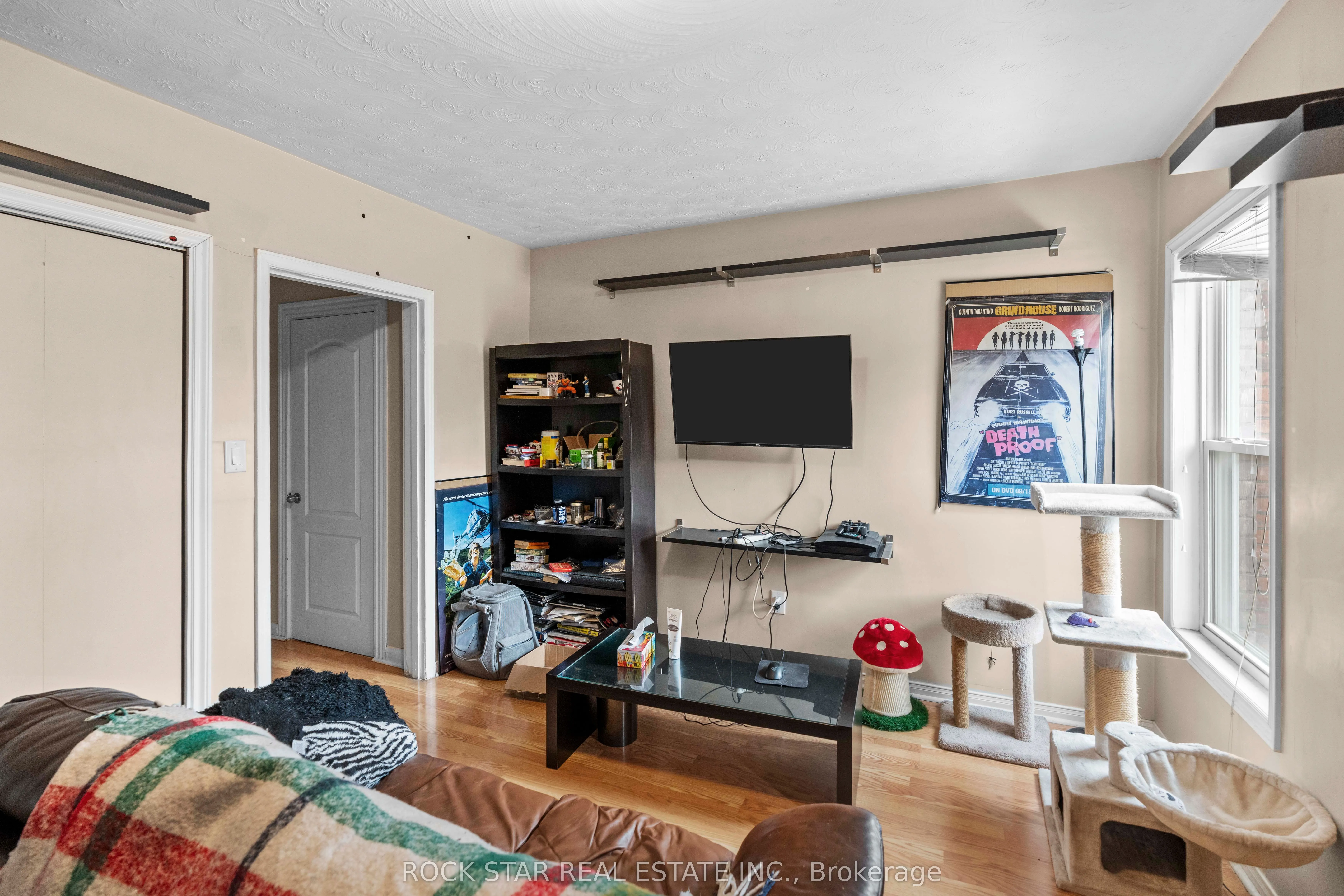 77 Barton Street E