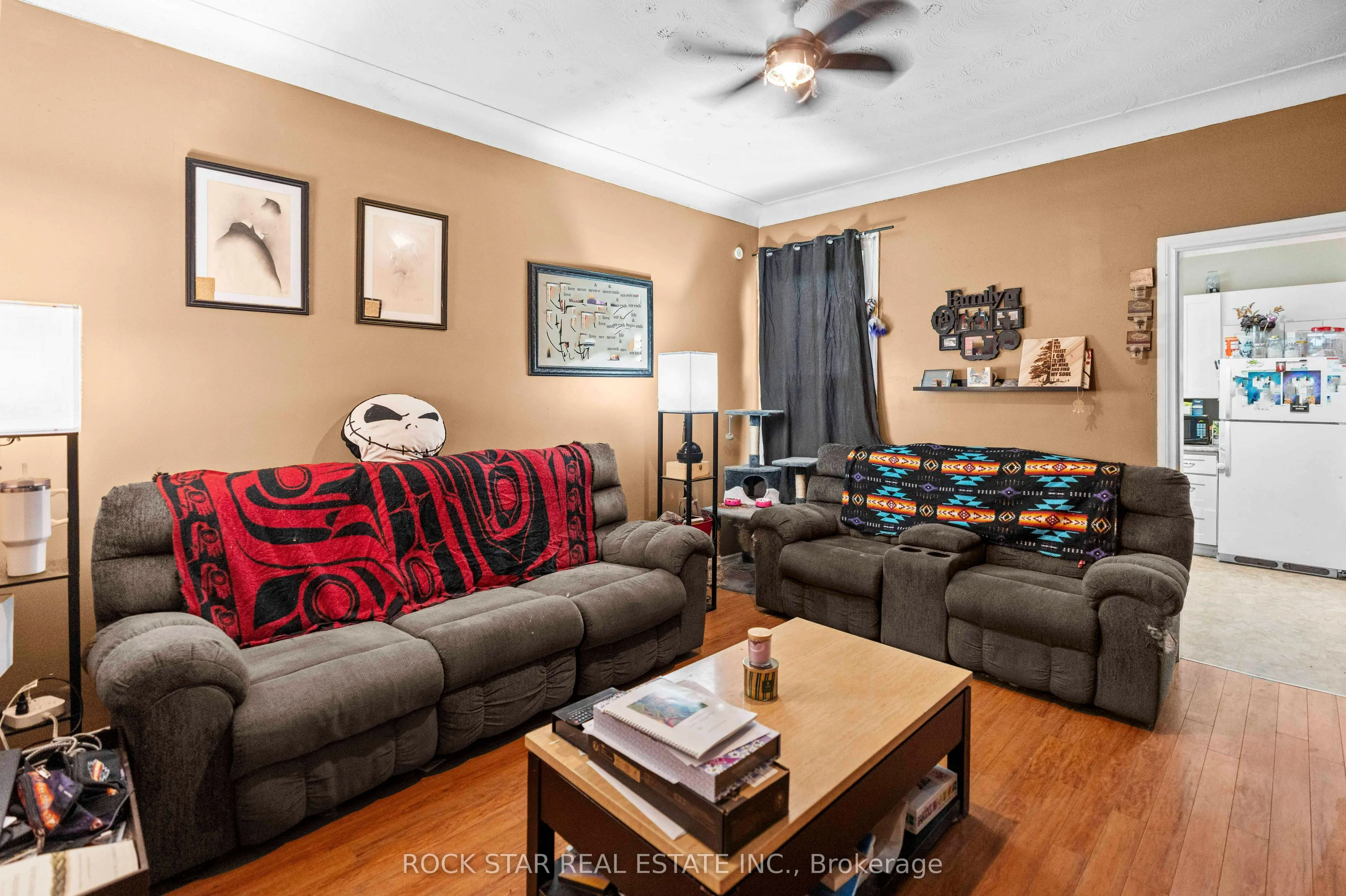 77 Barton Street E