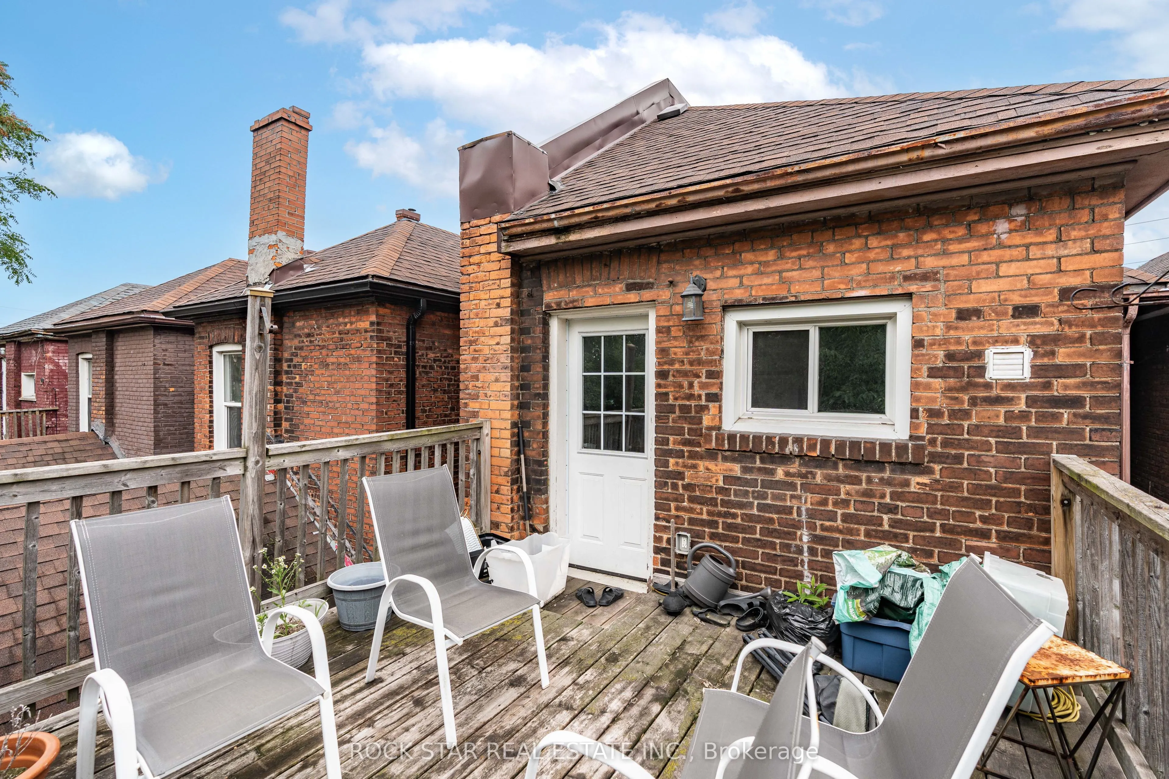 77 Barton Street E