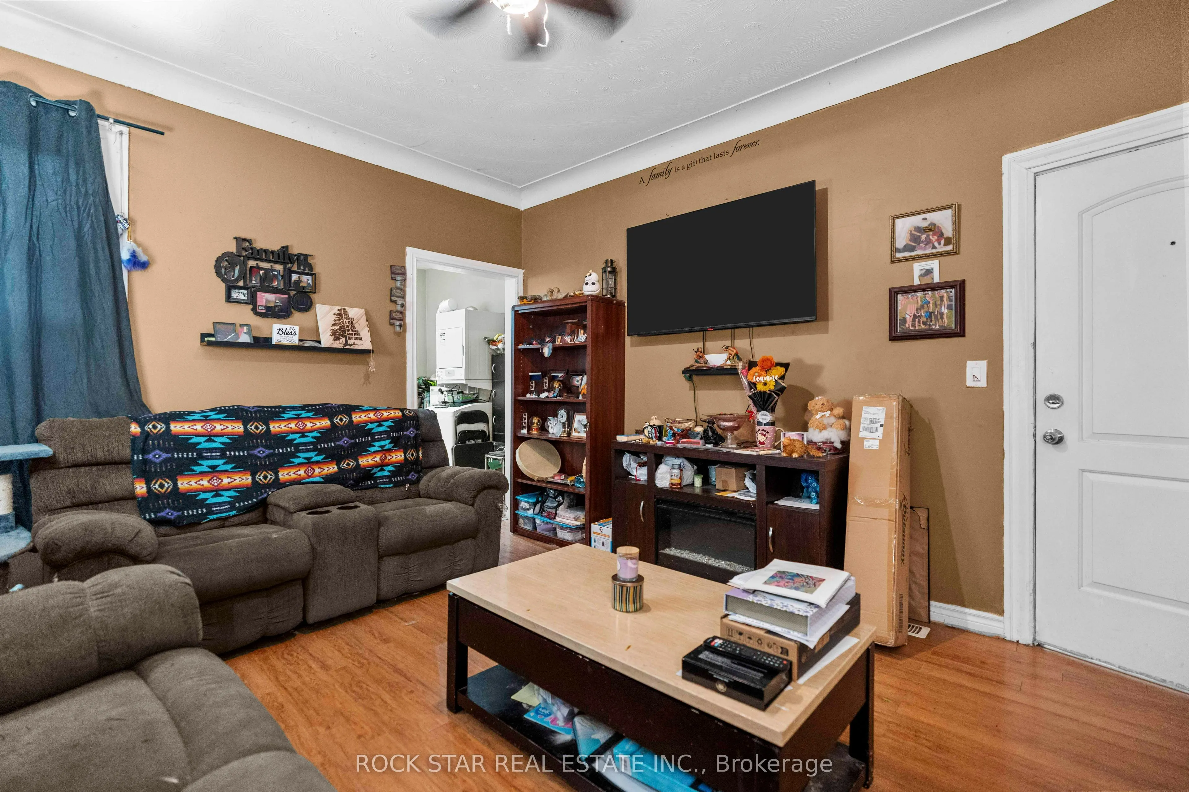77 Barton Street E