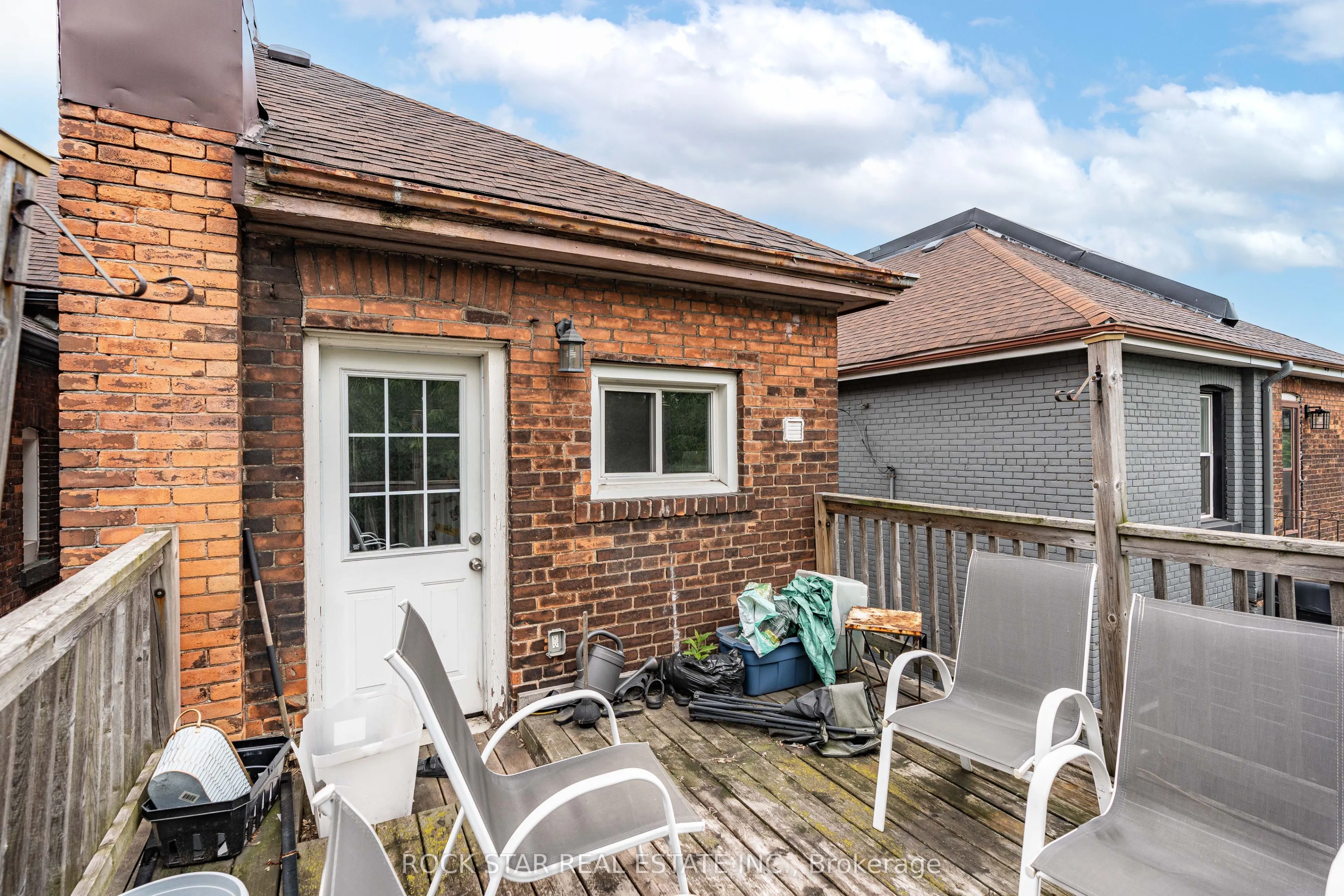 77 Barton Street E