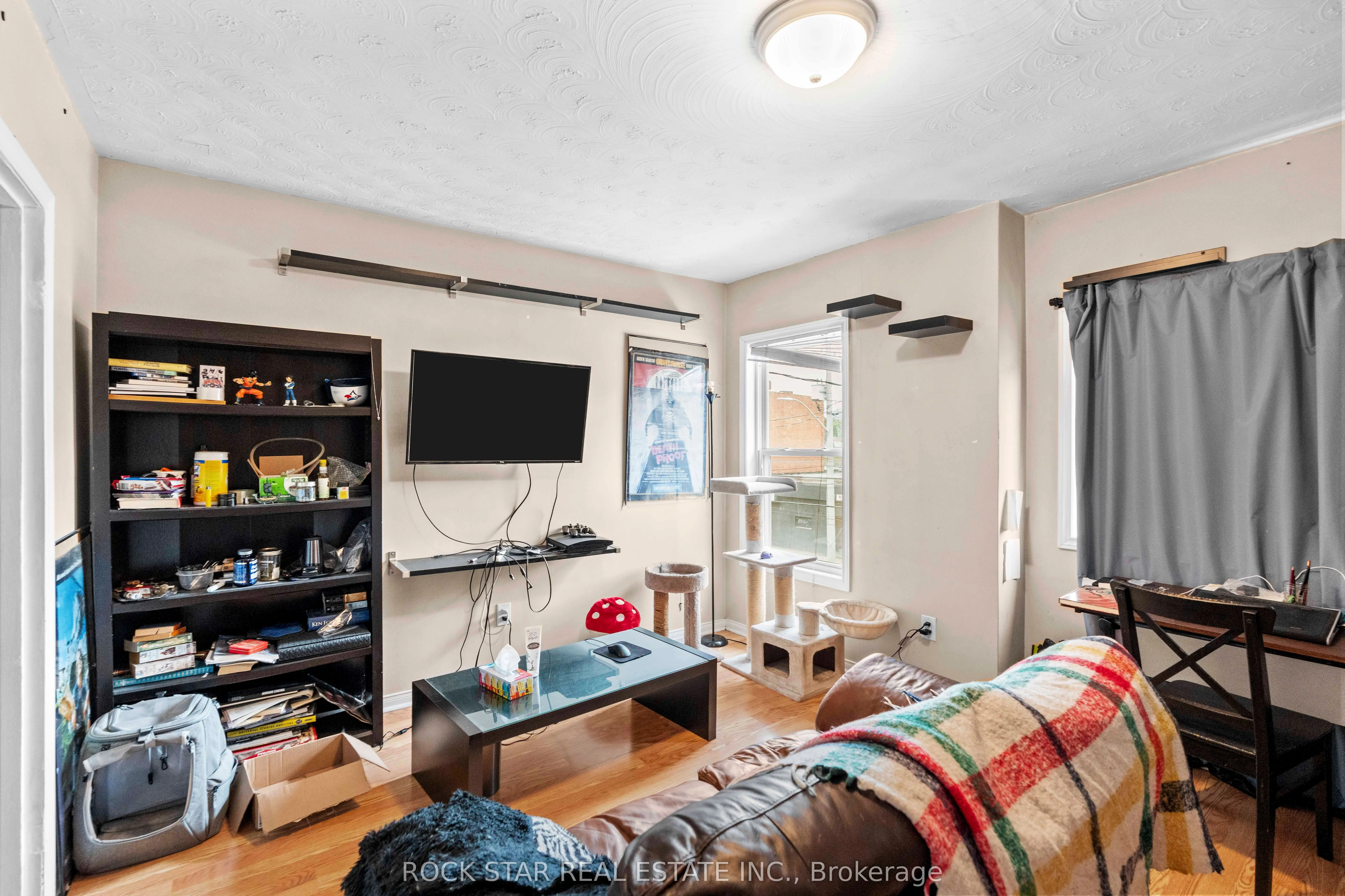 77 Barton Street E