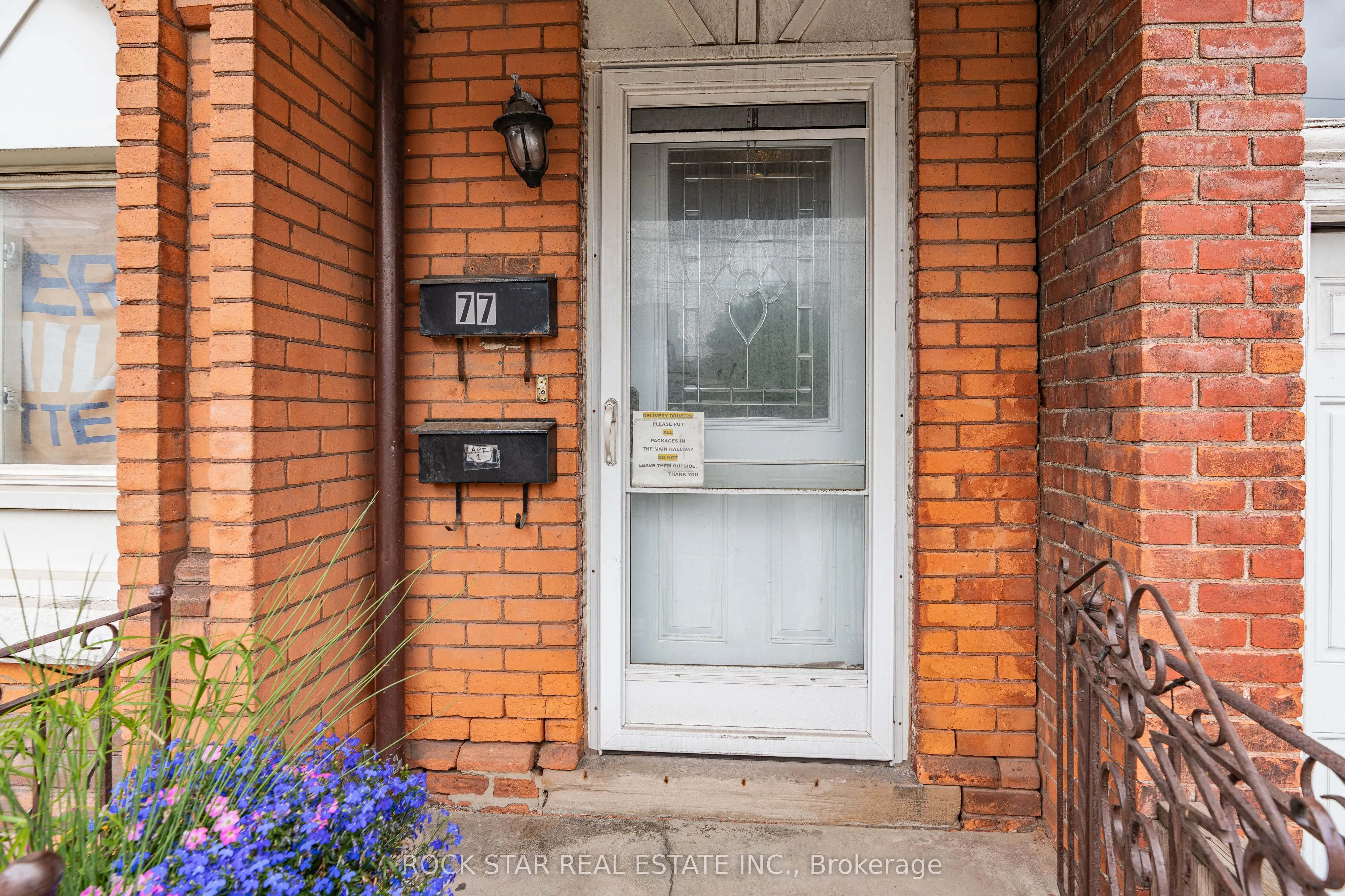 77 Barton Street E