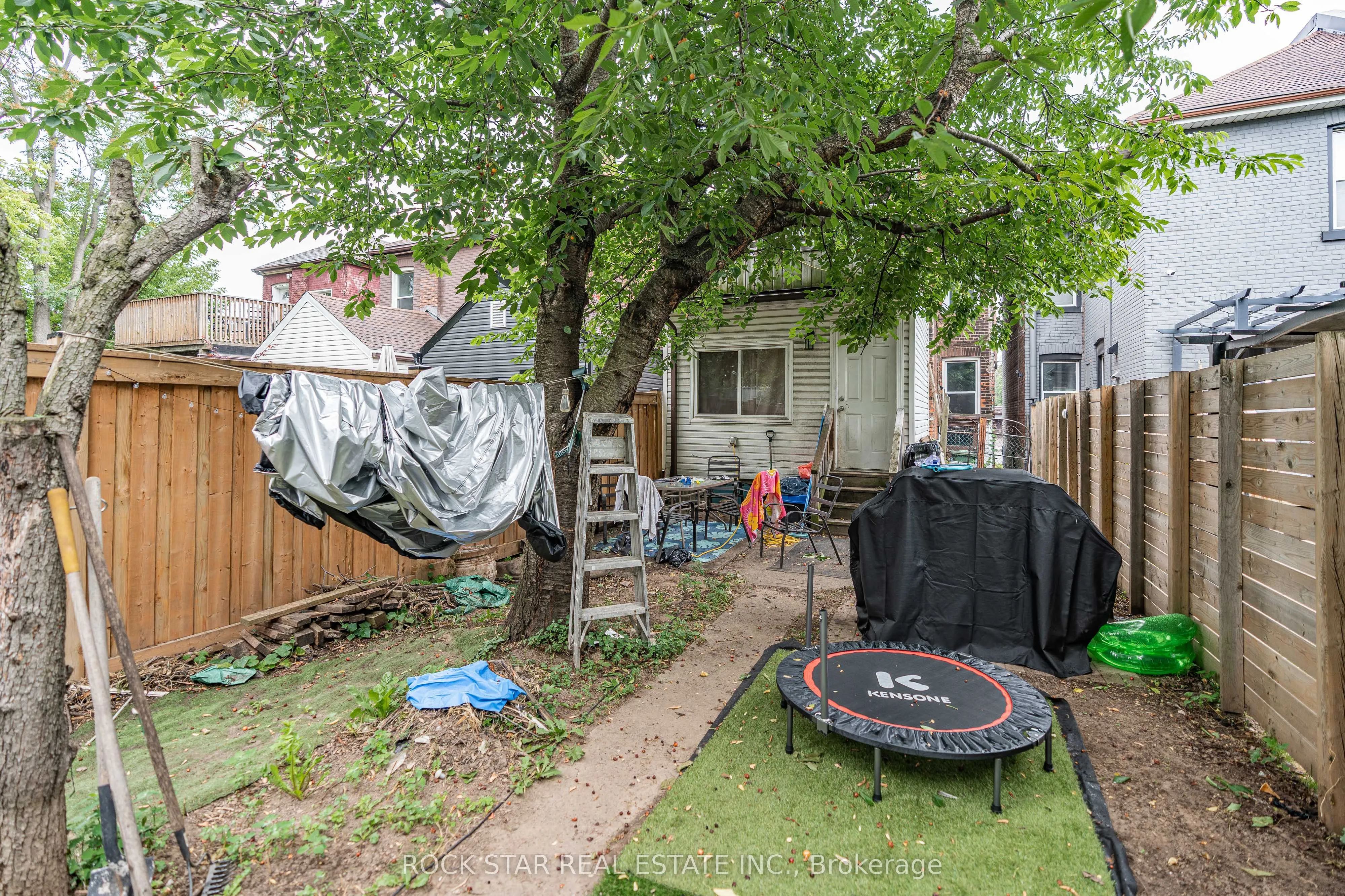 77 Barton Street E