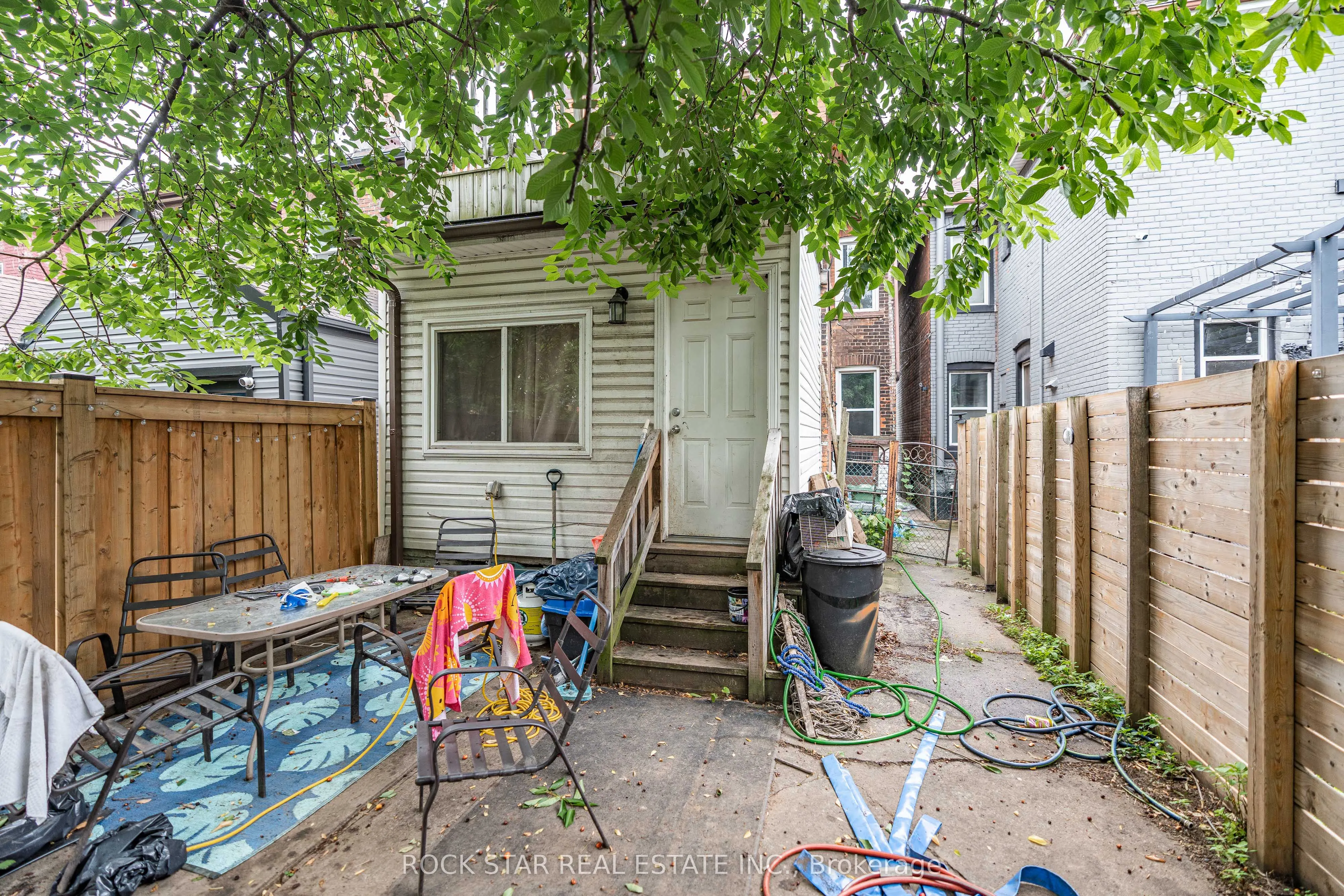 77 Barton Street E