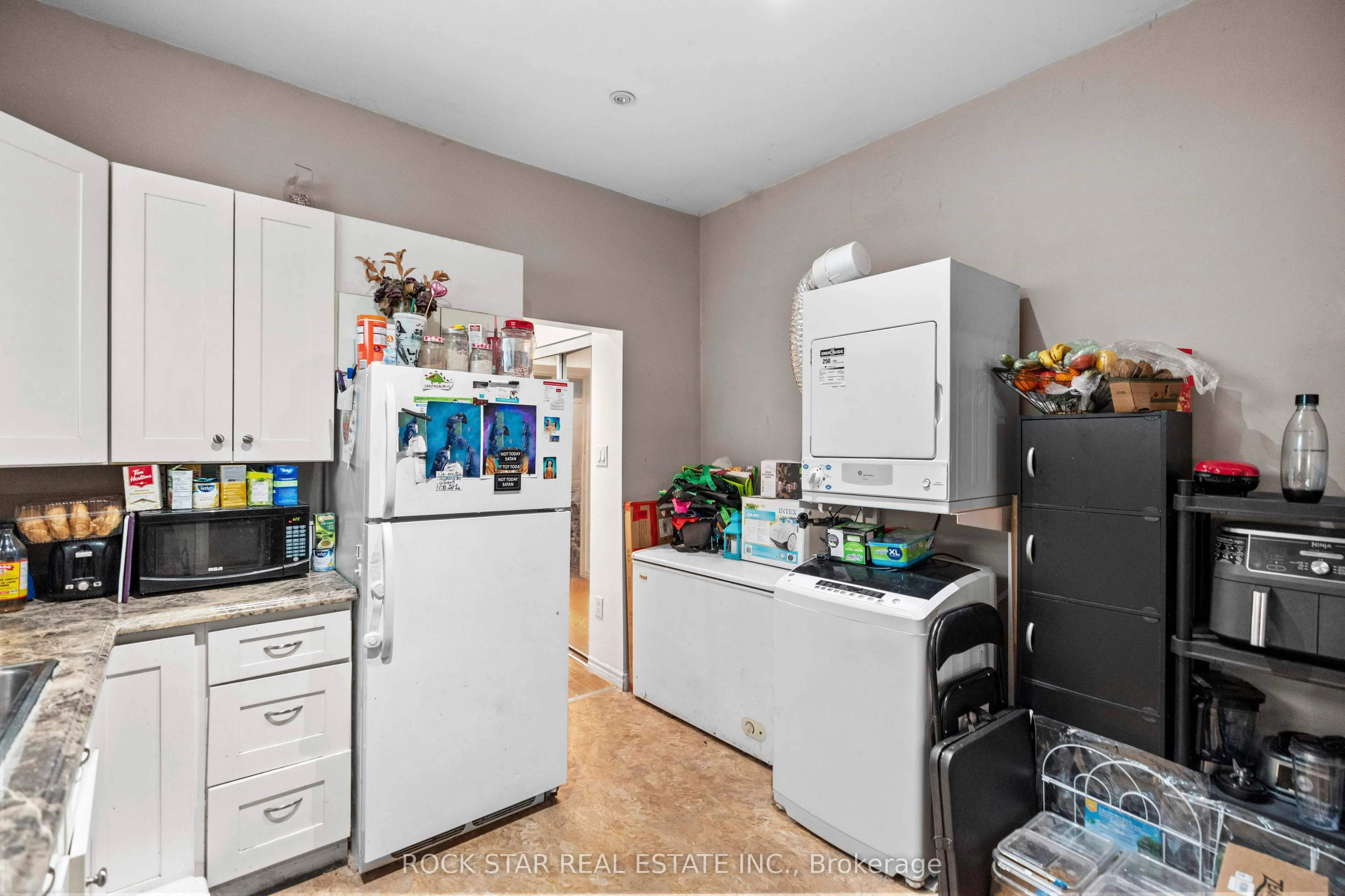 77 Barton Street E