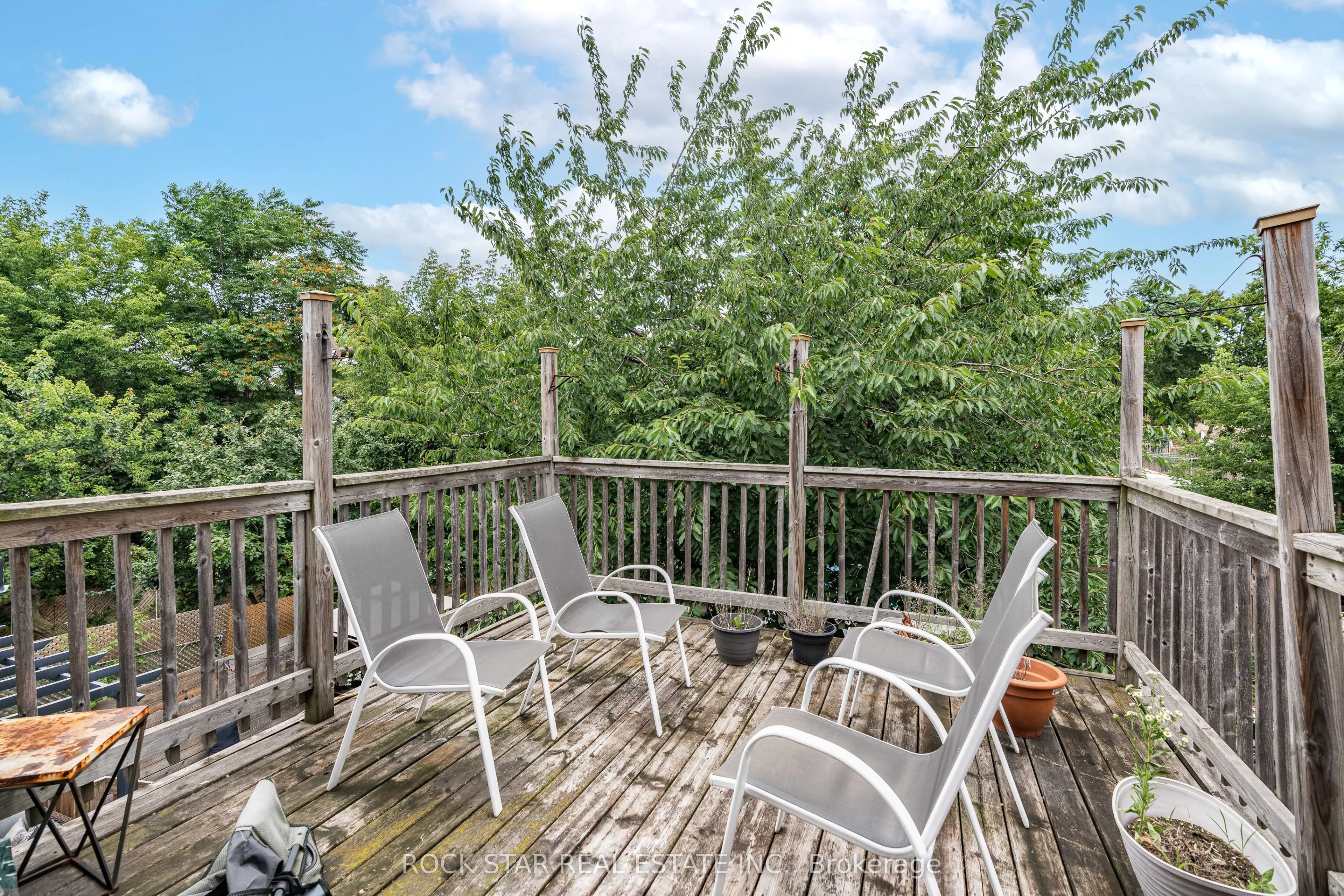 77 Barton Street E