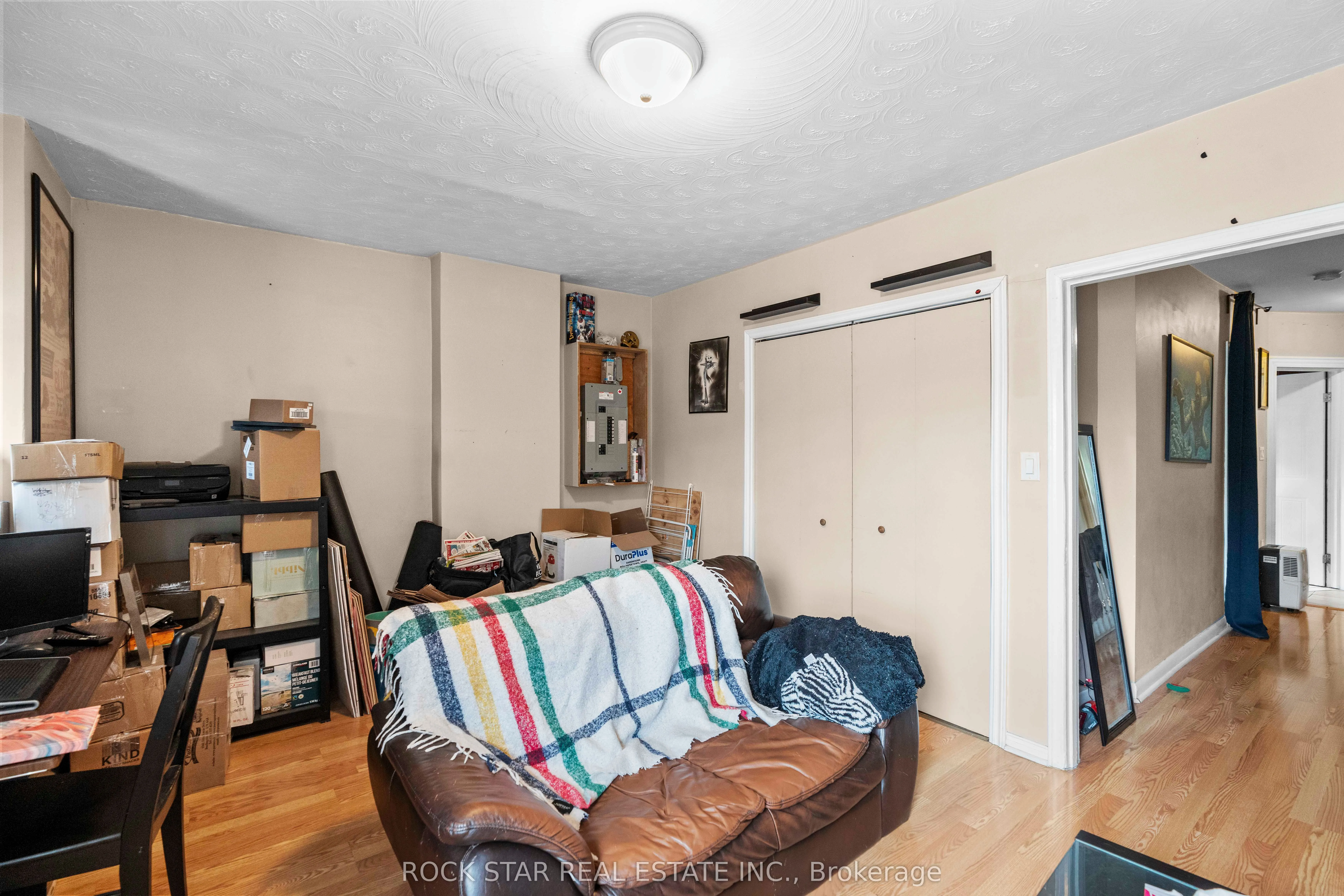77 Barton Street E