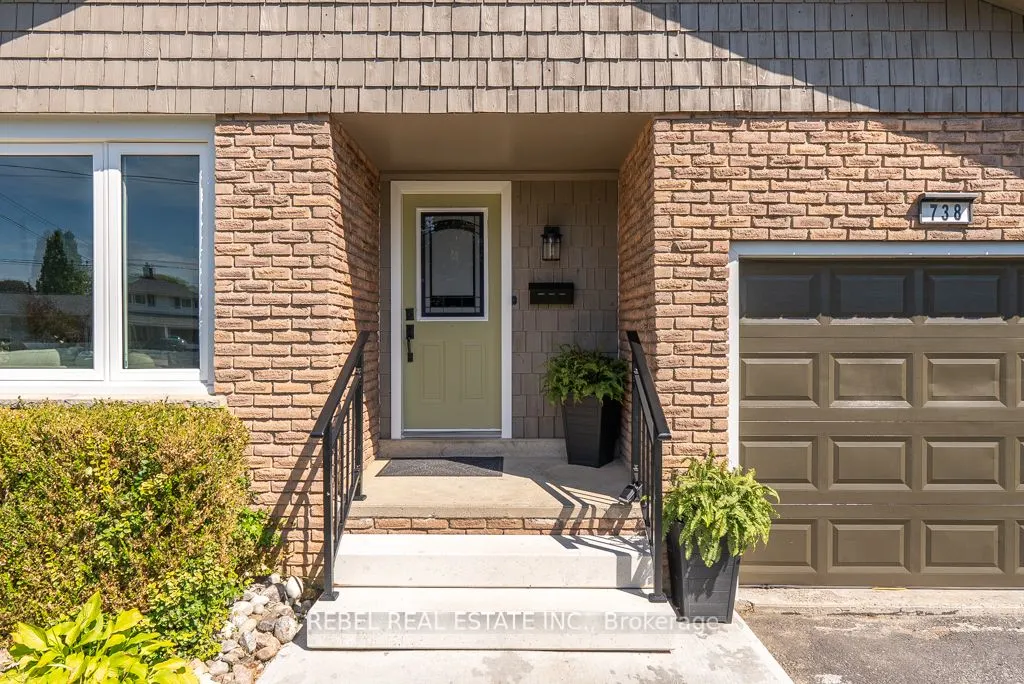 738 Spragge Crescent