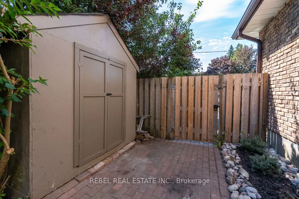 738 Spragge Crescent