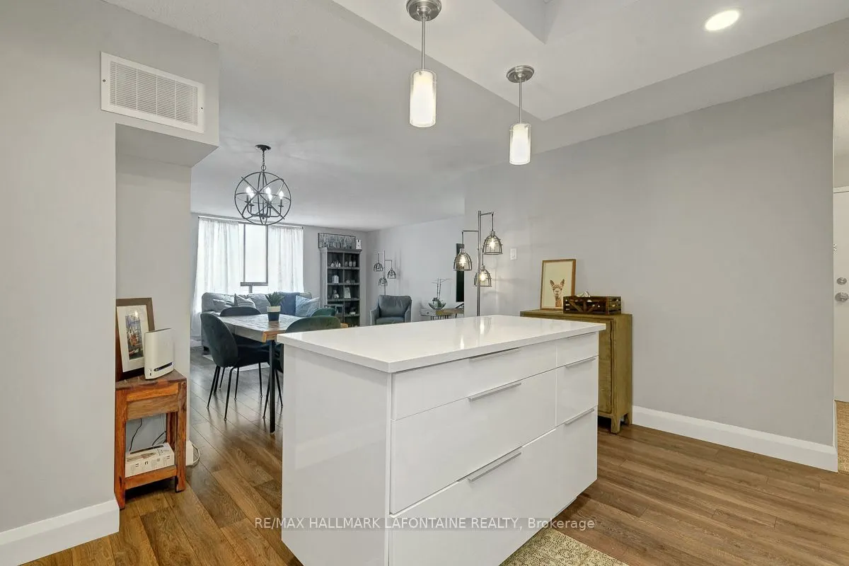 475 Laurier Avenue W, #401