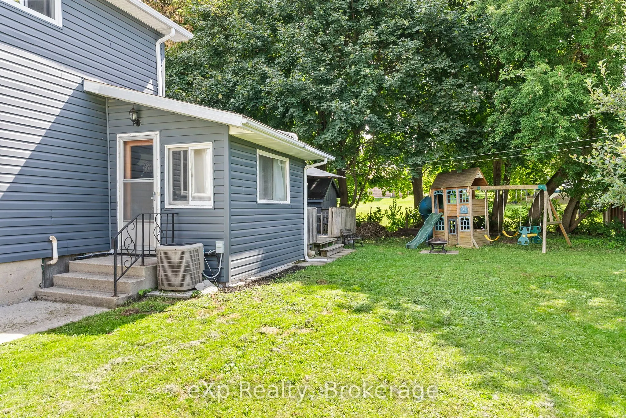 140 KING Street E