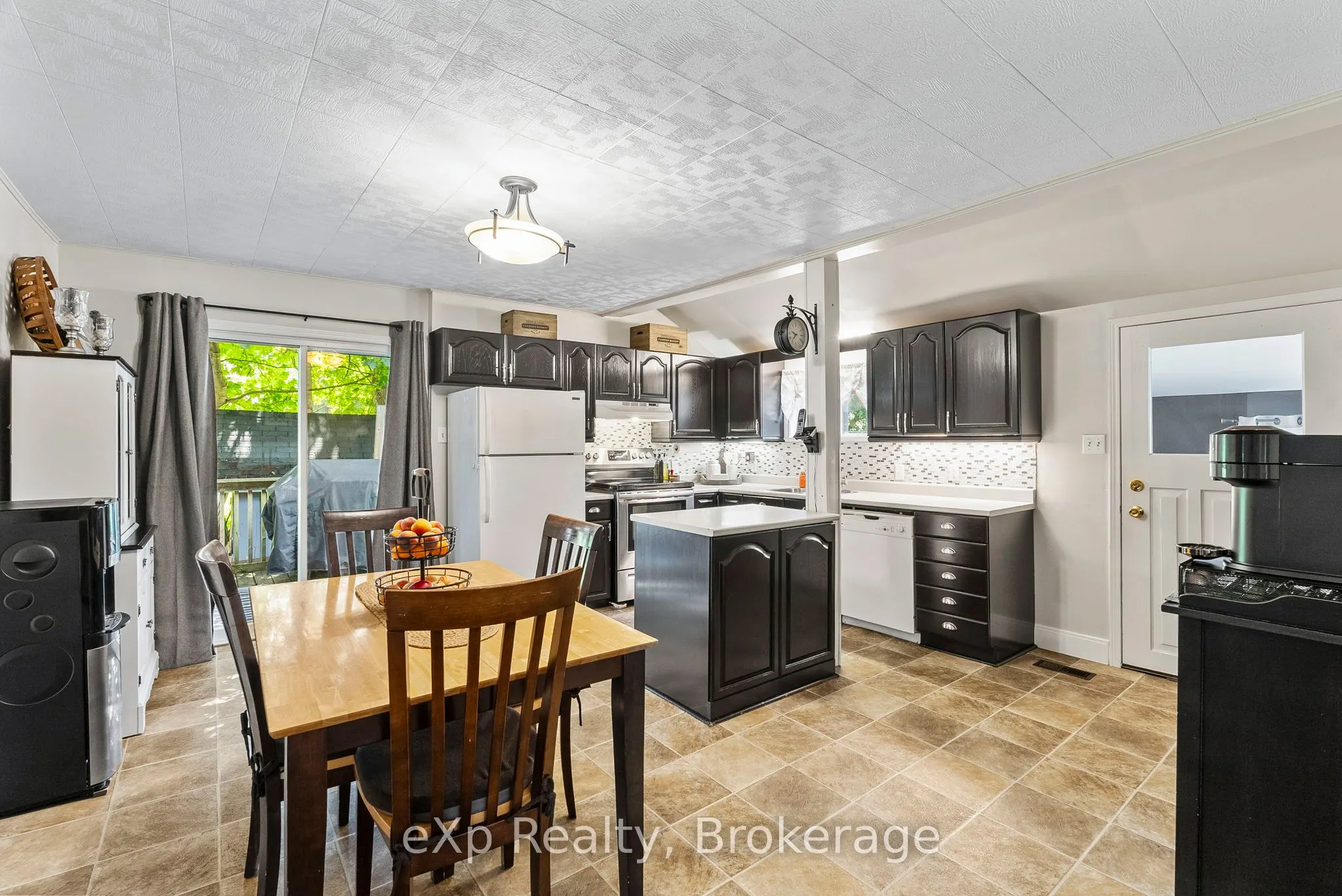 140 KING Street E